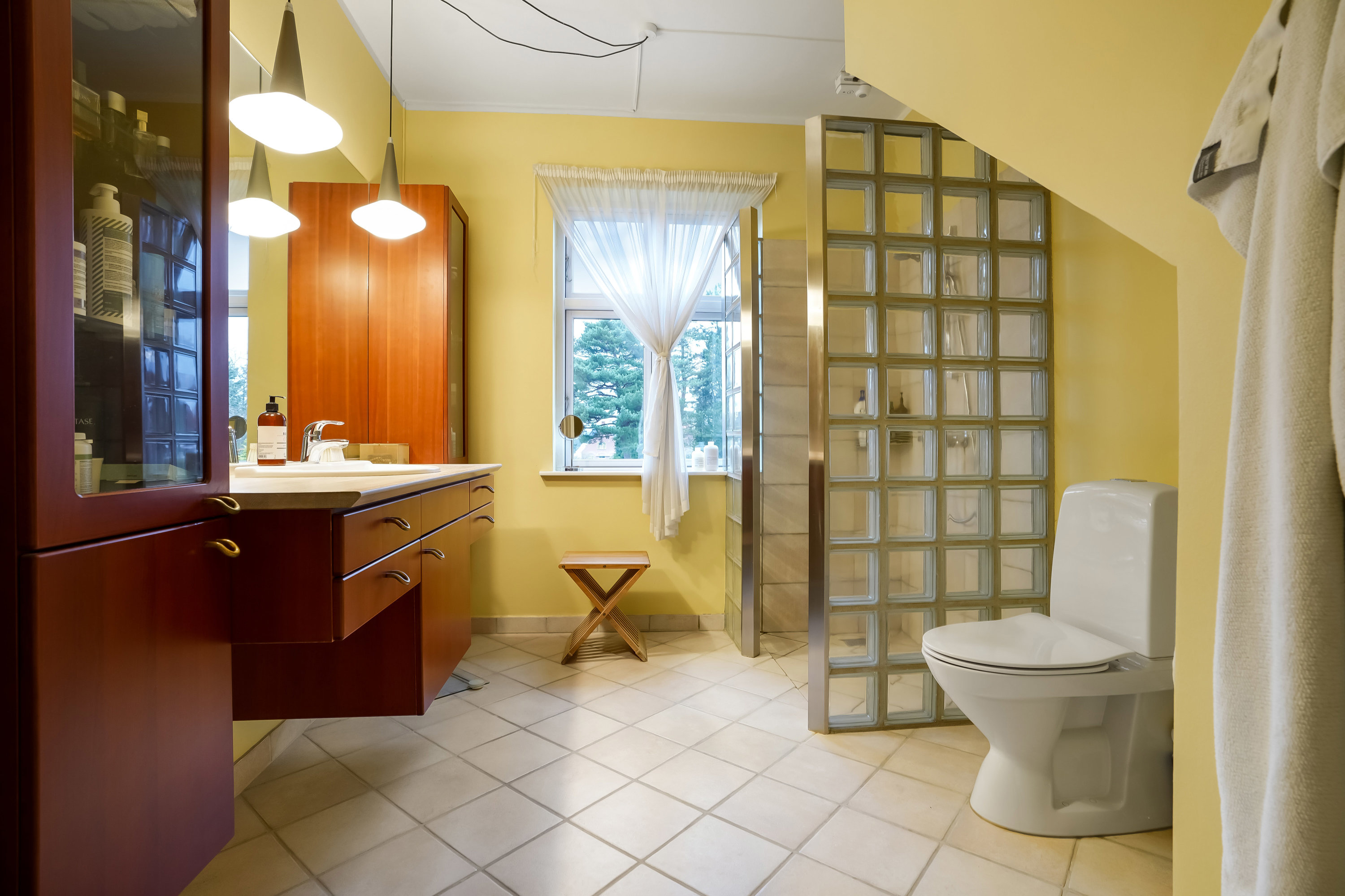 Fremhævet badeværelse billede i fuldskærmstilstand. Billede af Munkevænget 13, 5230 Odense M