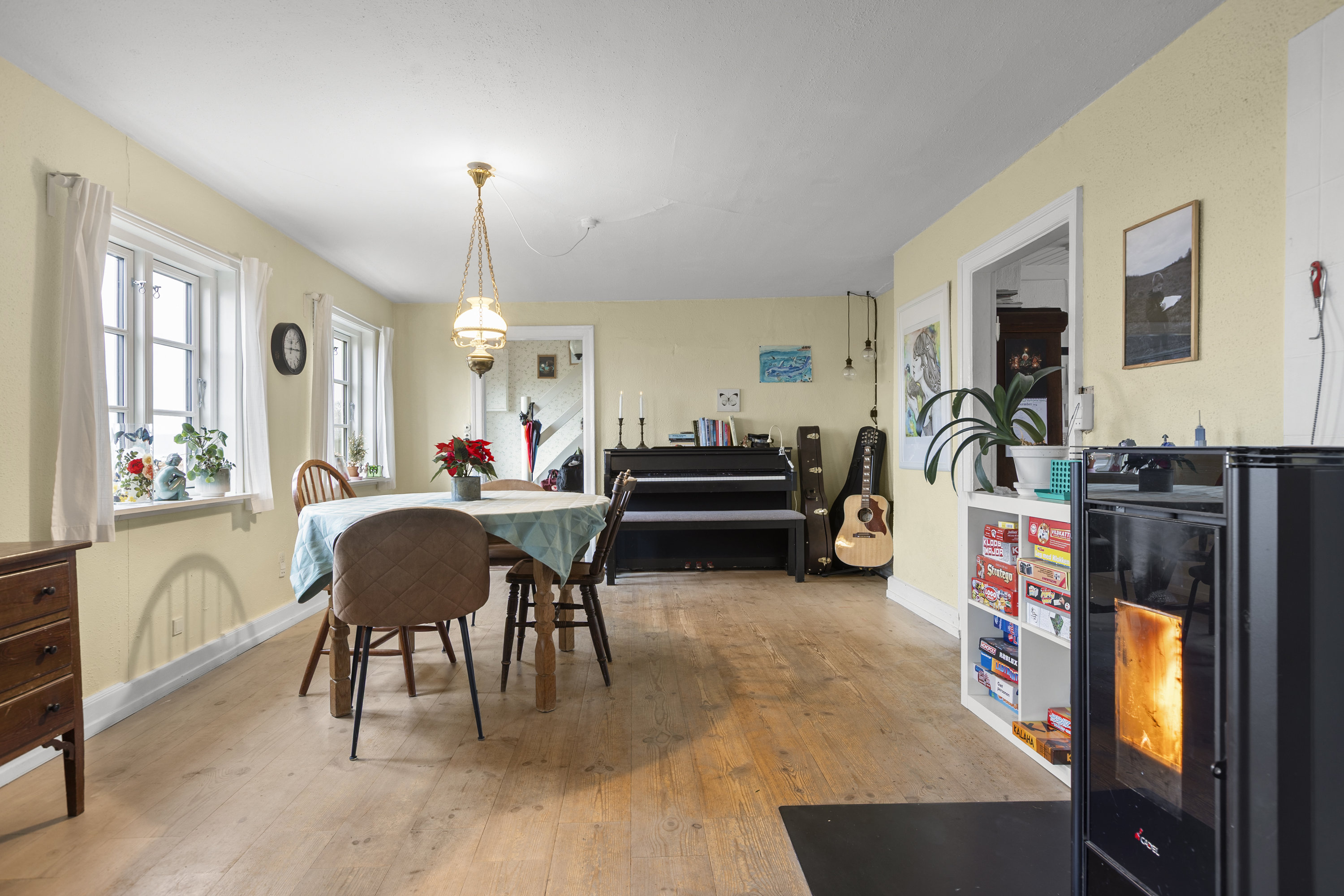 Fremhævet stue billede i fuldskærmstilstand. Billede af Tystrupvej 8, Tystrup, 4250 Fuglebjerg