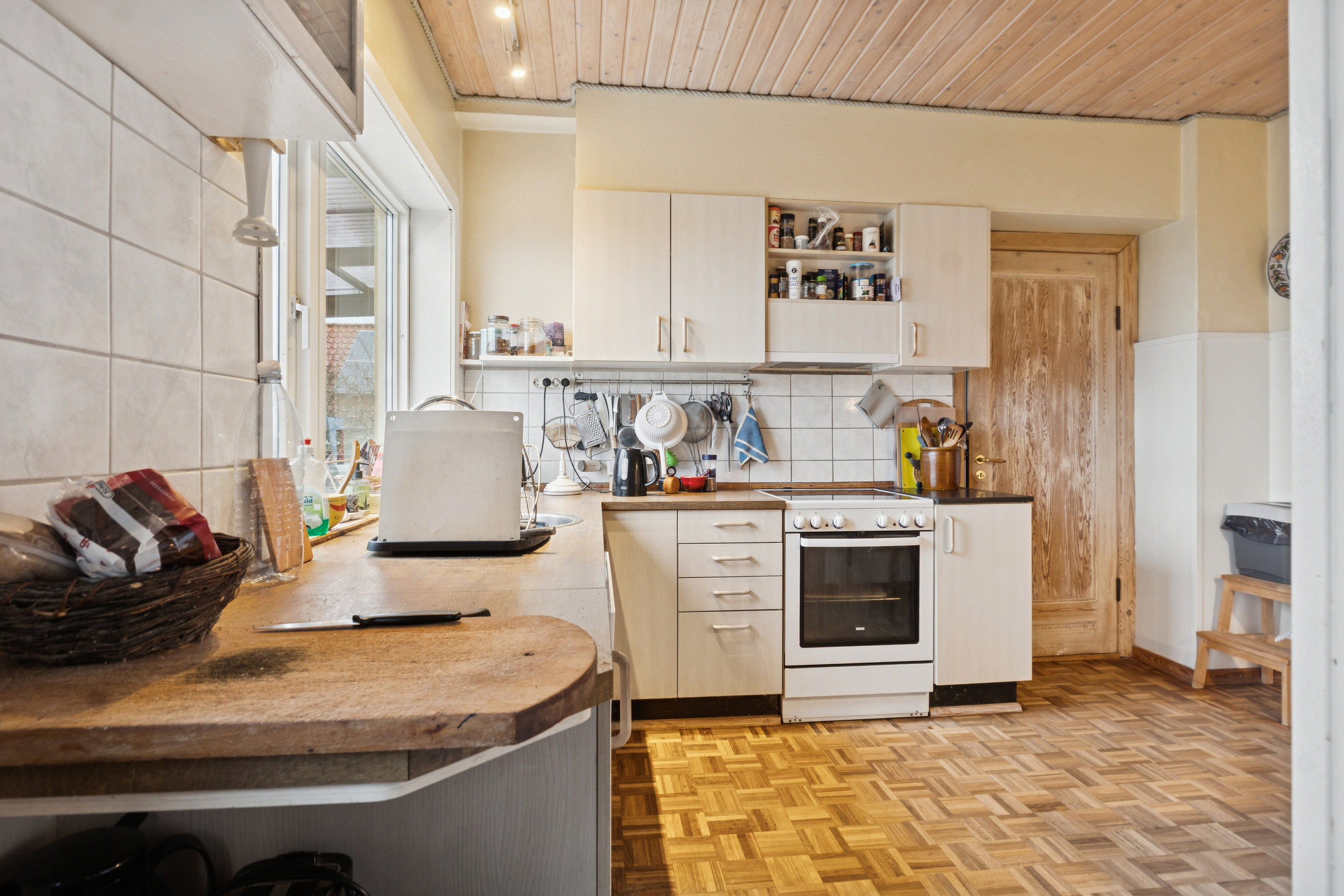 Fremhævet køkken billede i fuldskærmstilstand. Billede af Spodsbjergvej 159, Gammel Skrøbelev, 5900 Rudkøbing