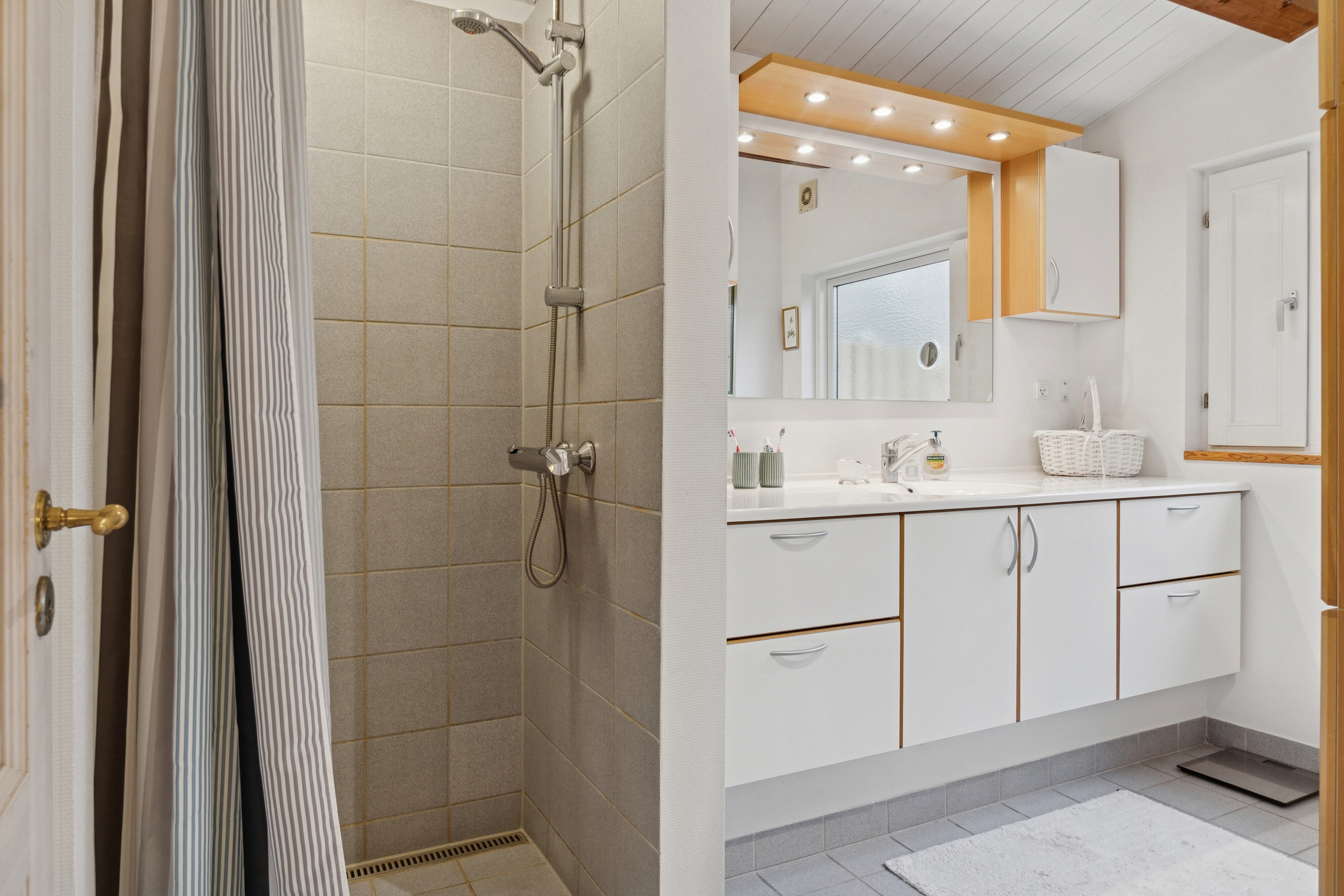 Fremhævet badeværelse billede i fuldskærmstilstand. Billede af Lillerisvænget 6, Bildsø, 4200 Slagelse