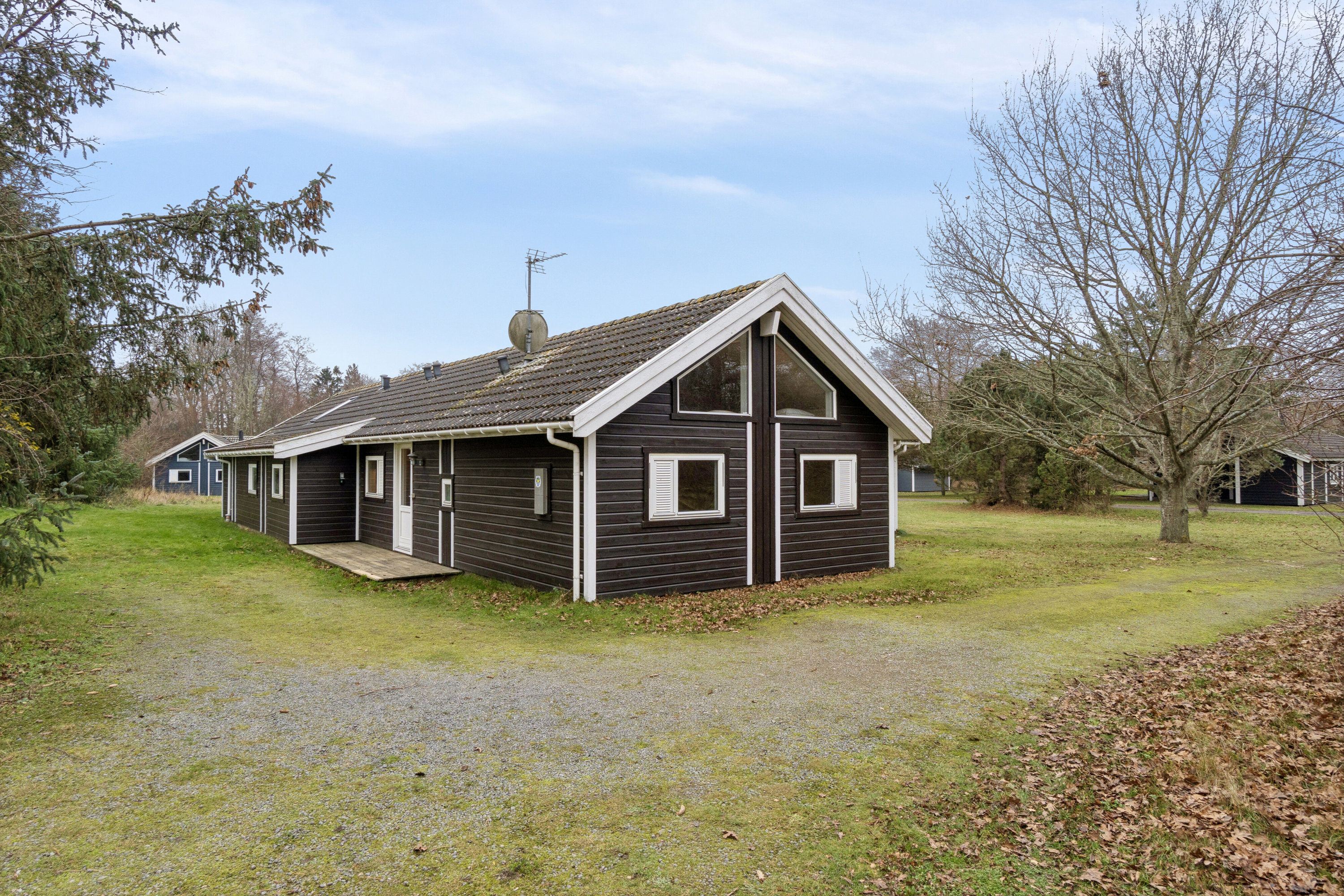 Fremhævet set fra vejen billede i fuldskærmstilstand. Billede af Boesvej 3, Pedersker, 3720 Aakirkeby