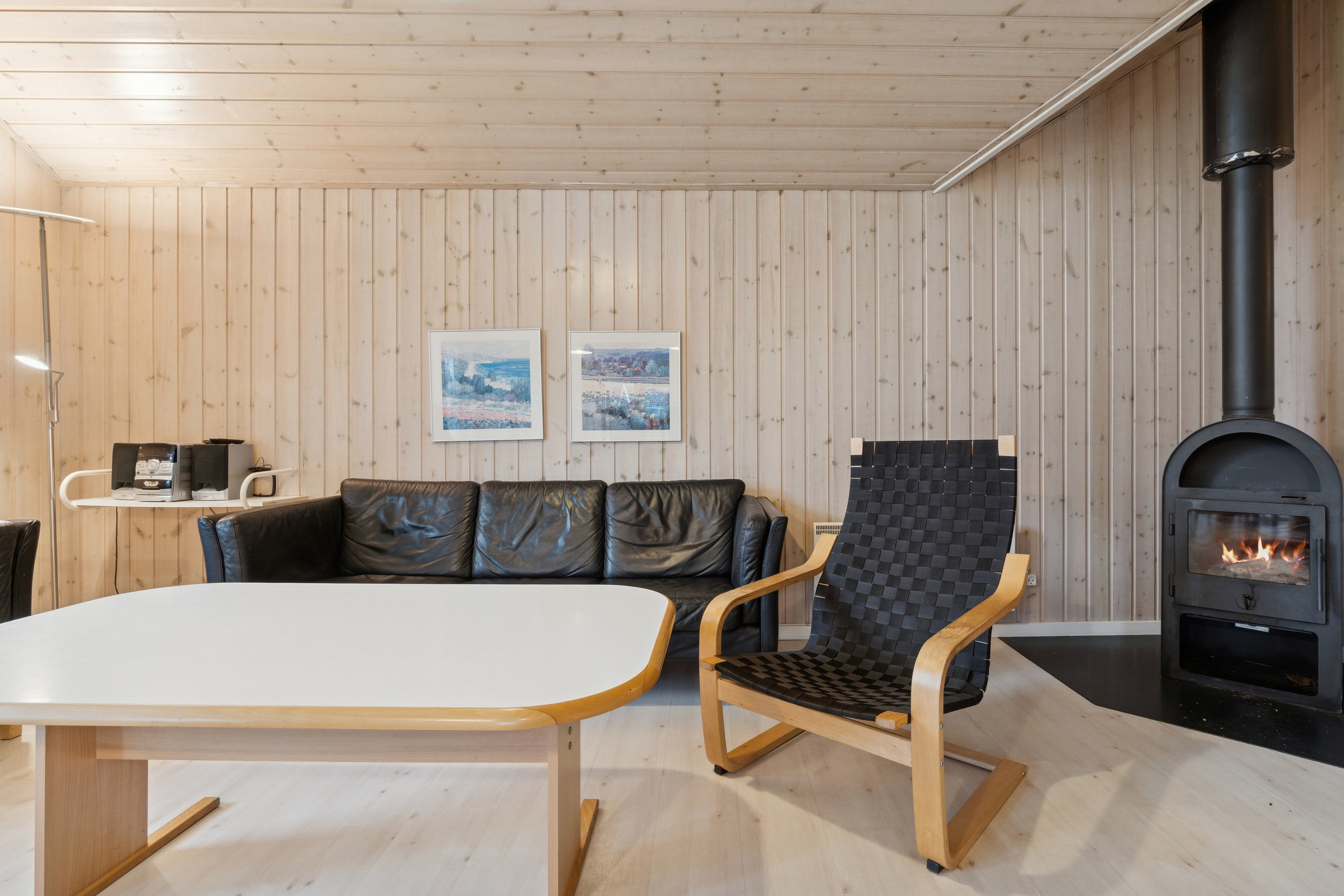 Fremhævet stue billede i fuldskærmstilstand. Billede af Boesvej 3, Pedersker, 3720 Aakirkeby