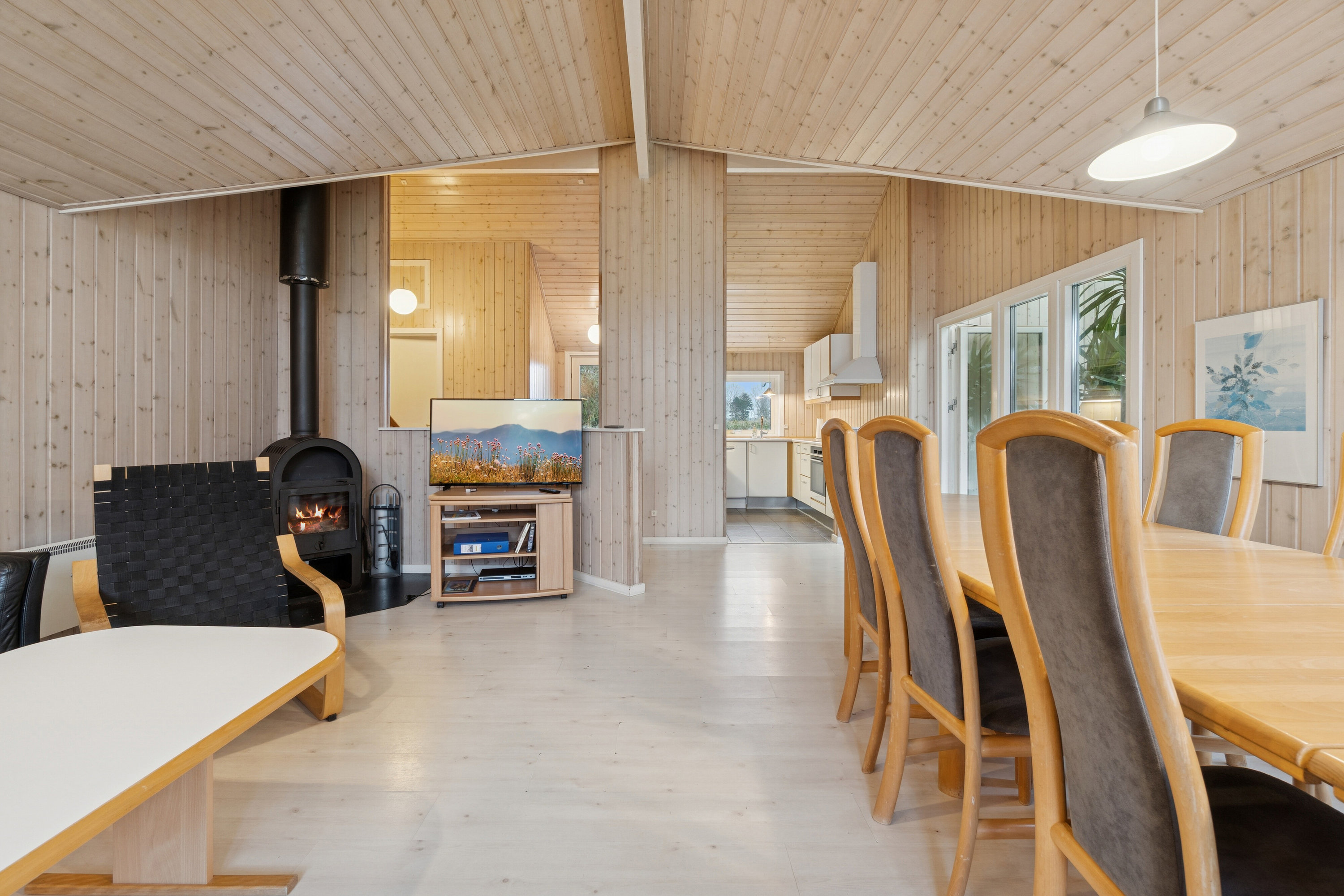 Fremhævet stue billede i fuldskærmstilstand. Billede af Boesvej 3, Pedersker, 3720 Aakirkeby