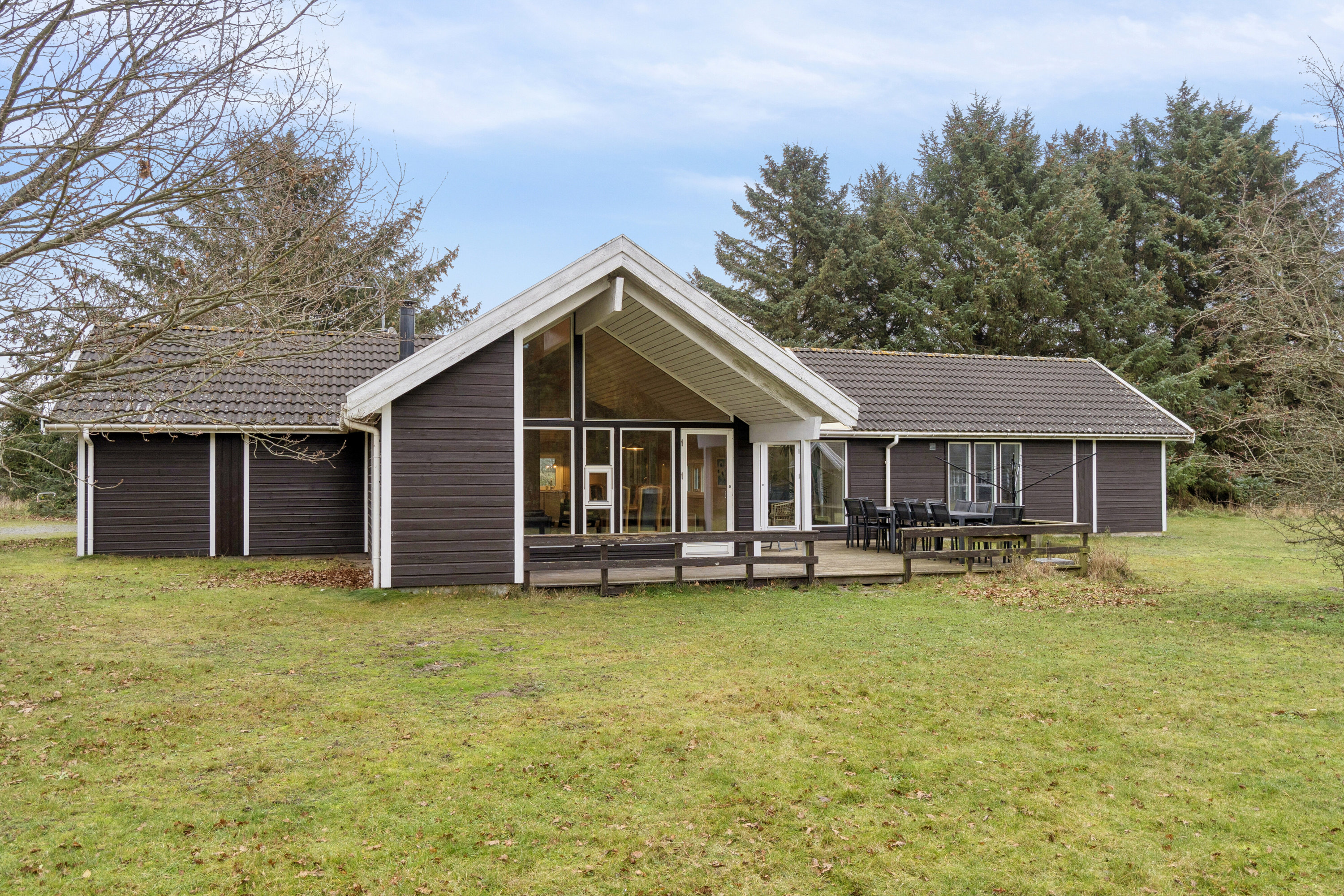 Miniaturebillede 1: set fra haven. Billede af Boesvej 3, Pedersker, 3720 Aakirkeby