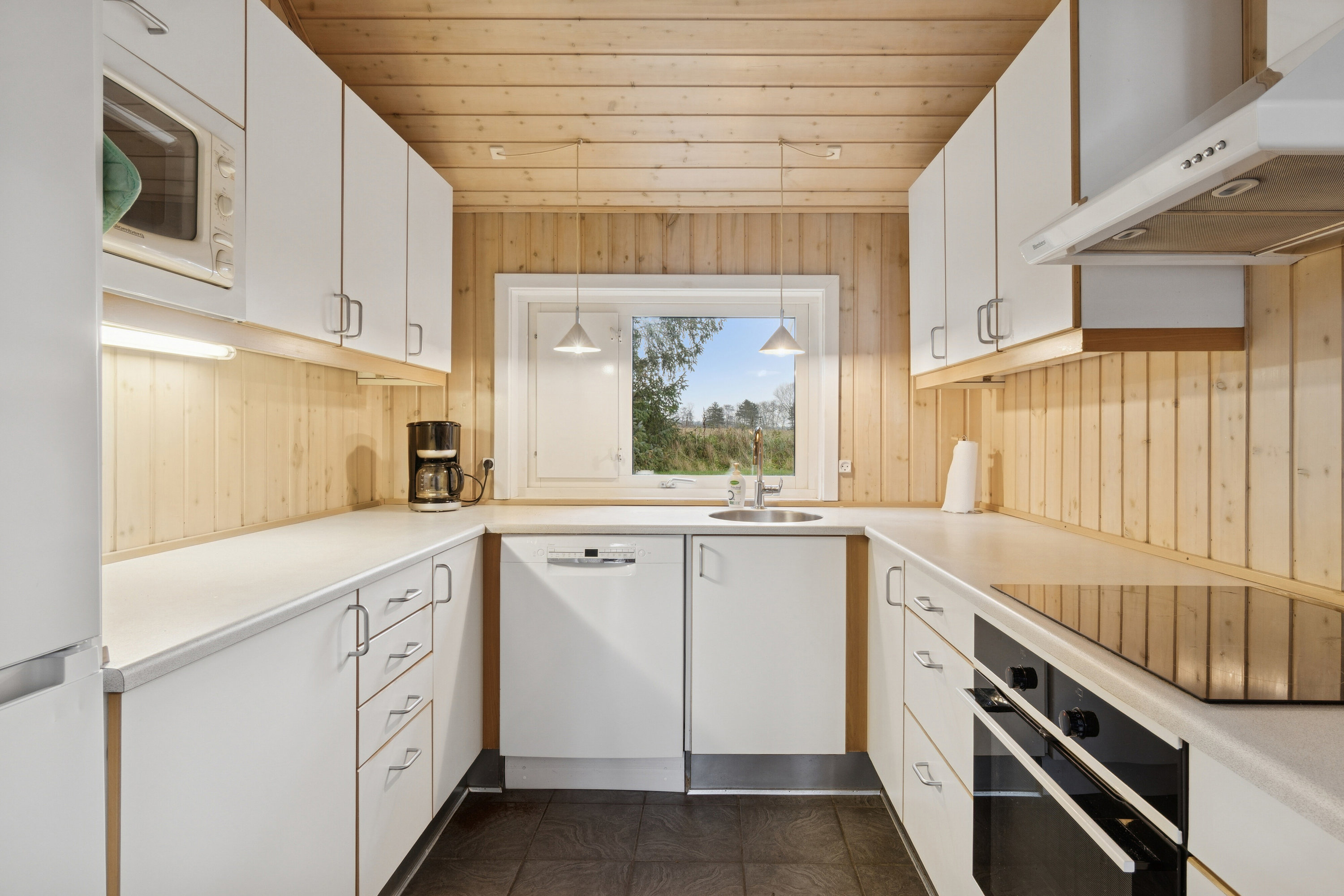 Fremhævet køkken billede i fuldskærmstilstand. Billede af Boesvej 3, Pedersker, 3720 Aakirkeby