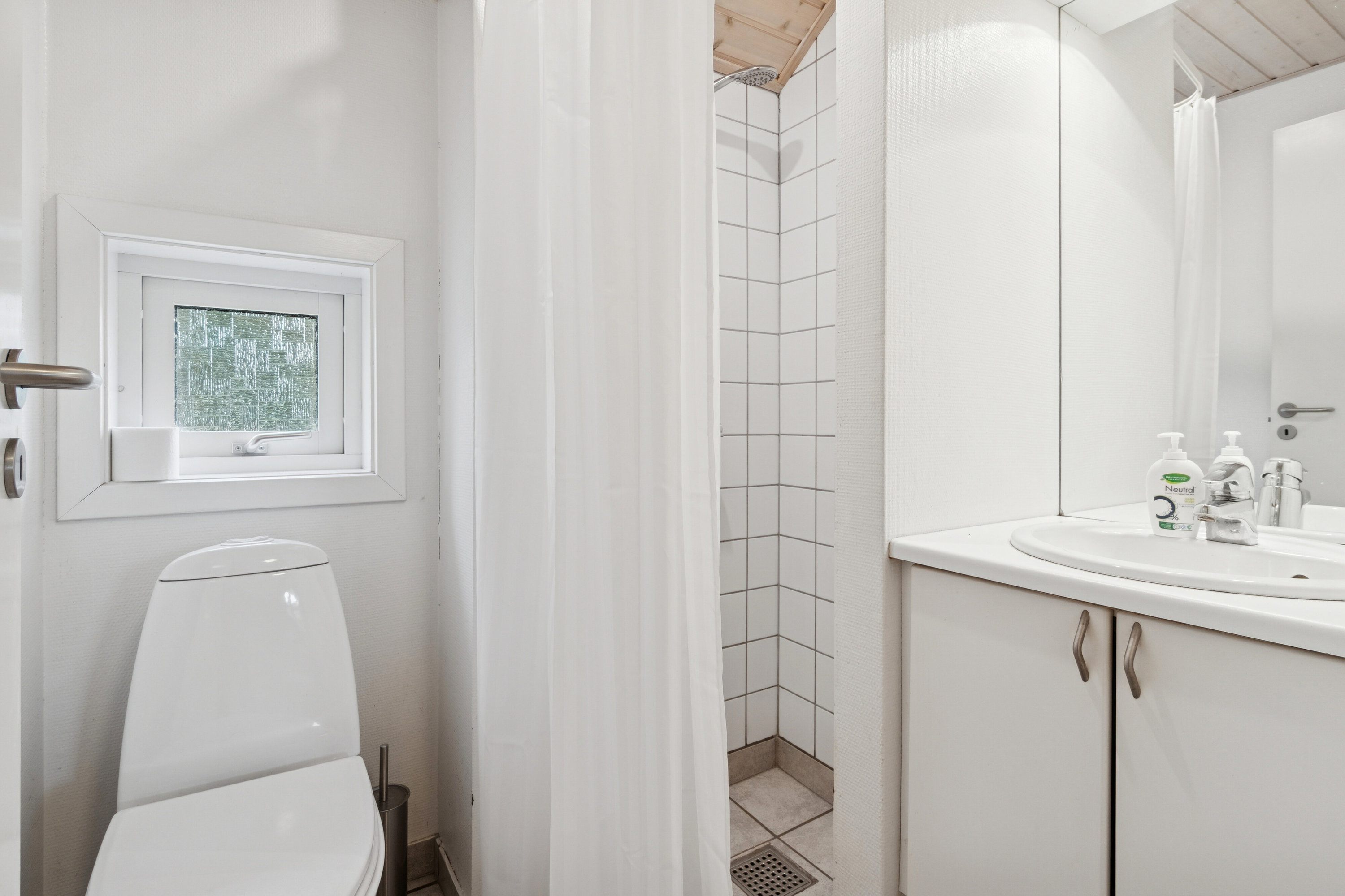 Fremhævet badeværelse billede i fuldskærmstilstand. Billede af Boesvej 3, Pedersker, 3720 Aakirkeby