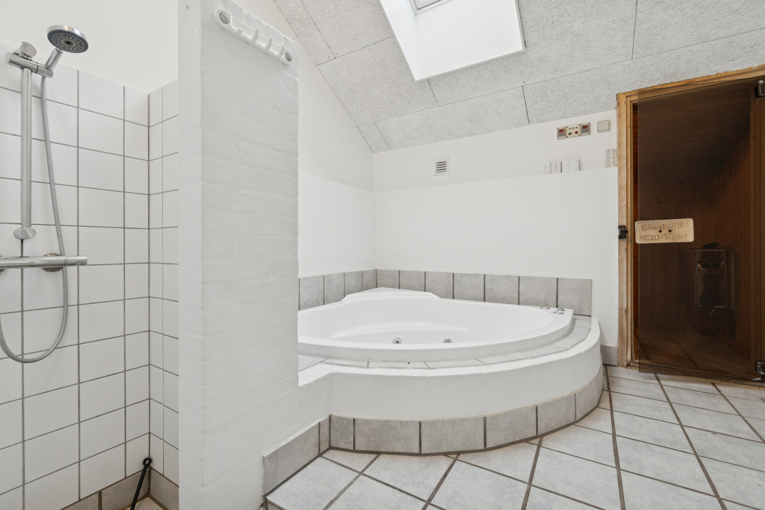 Fremhævet badeværelse billede i fuldskærmstilstand. Billede af Boesvej 3, Pedersker, 3720 Aakirkeby