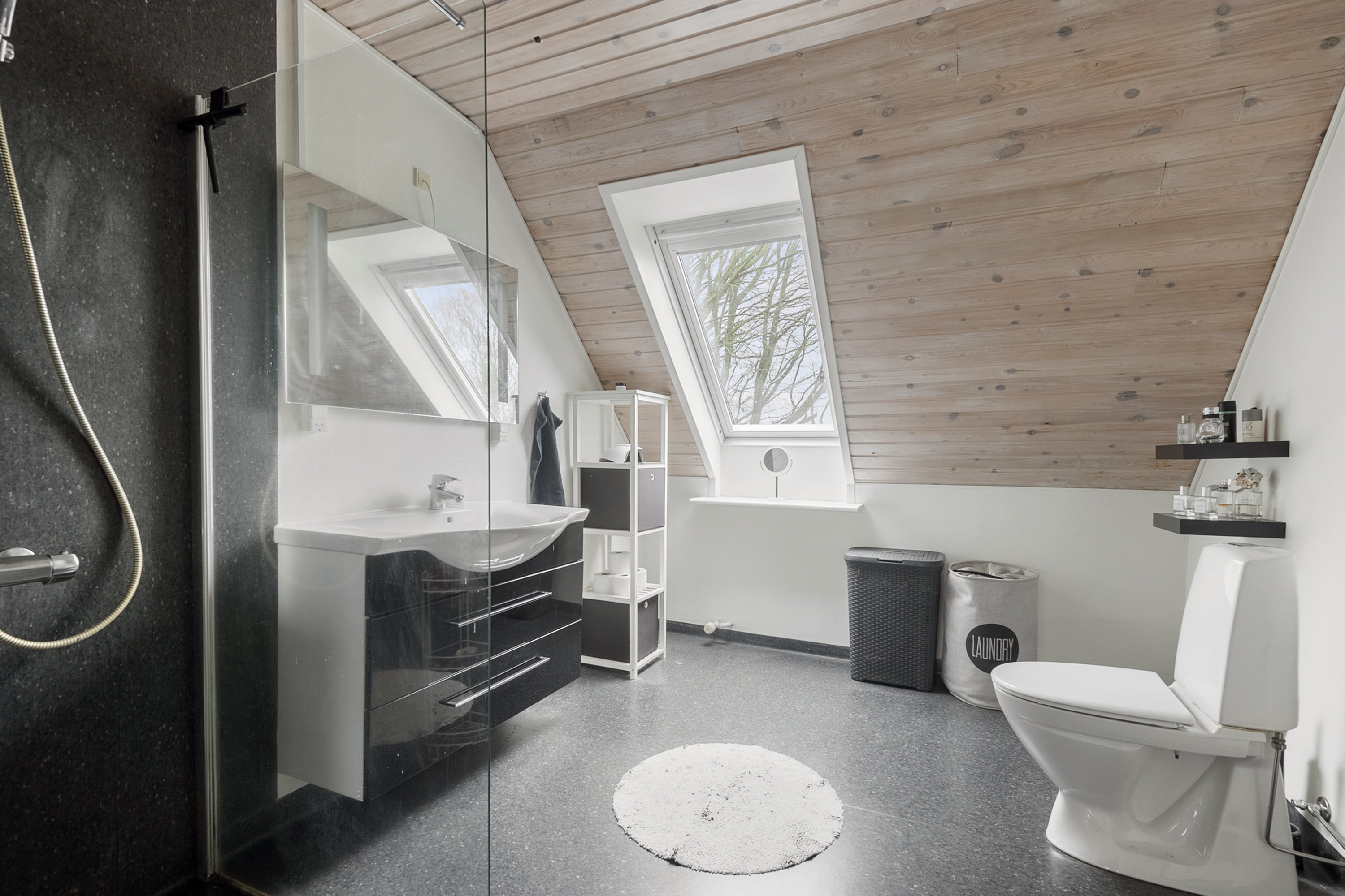 Fremhævet badeværelse billede i fuldskærmstilstand. Billede af Byparken 11, Næsbjerg, 6800 Varde