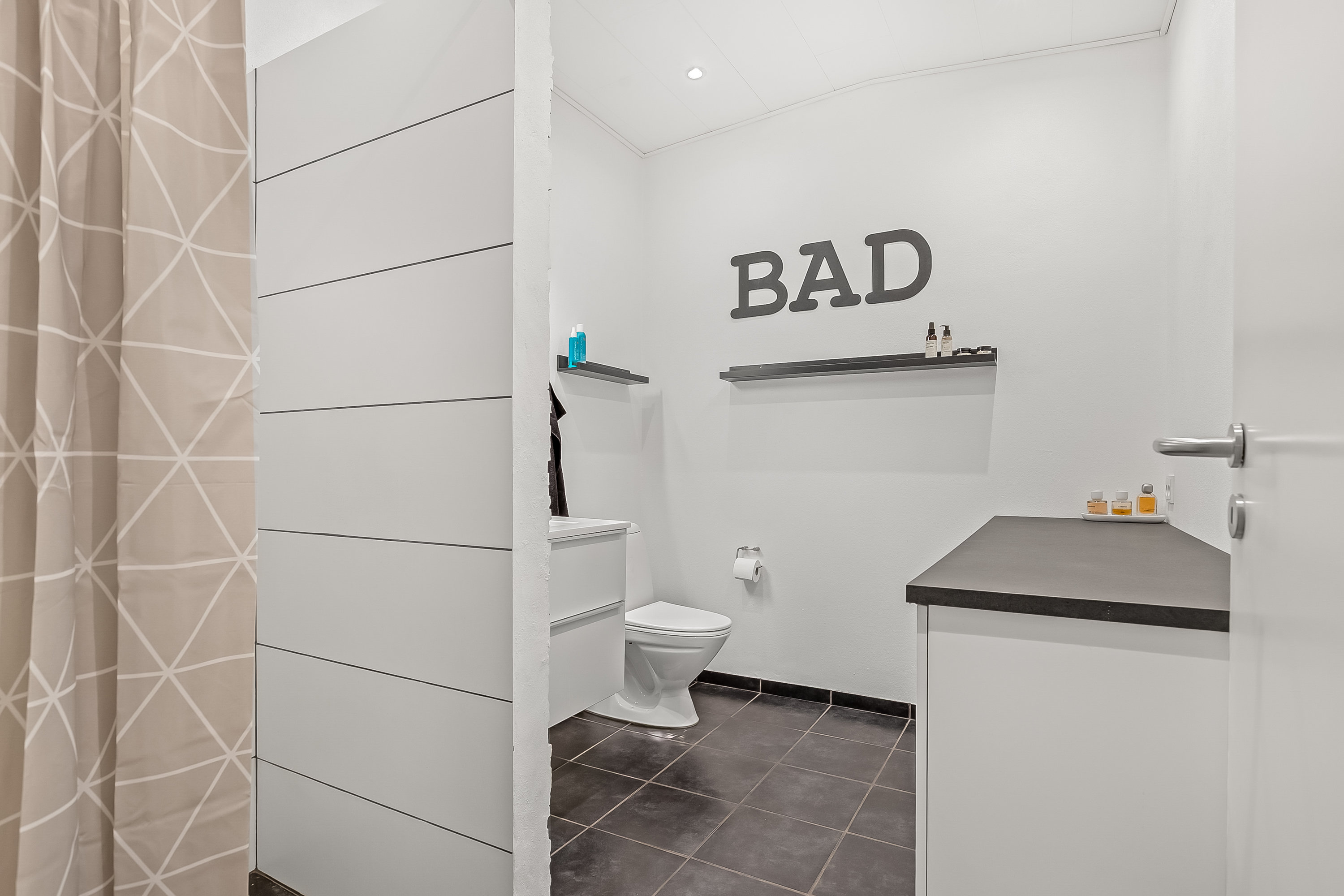 Fremhævet badeværelse billede i fuldskærmstilstand. Billede af Januarvænget 14, Bramdrupdam, 6000 Kolding