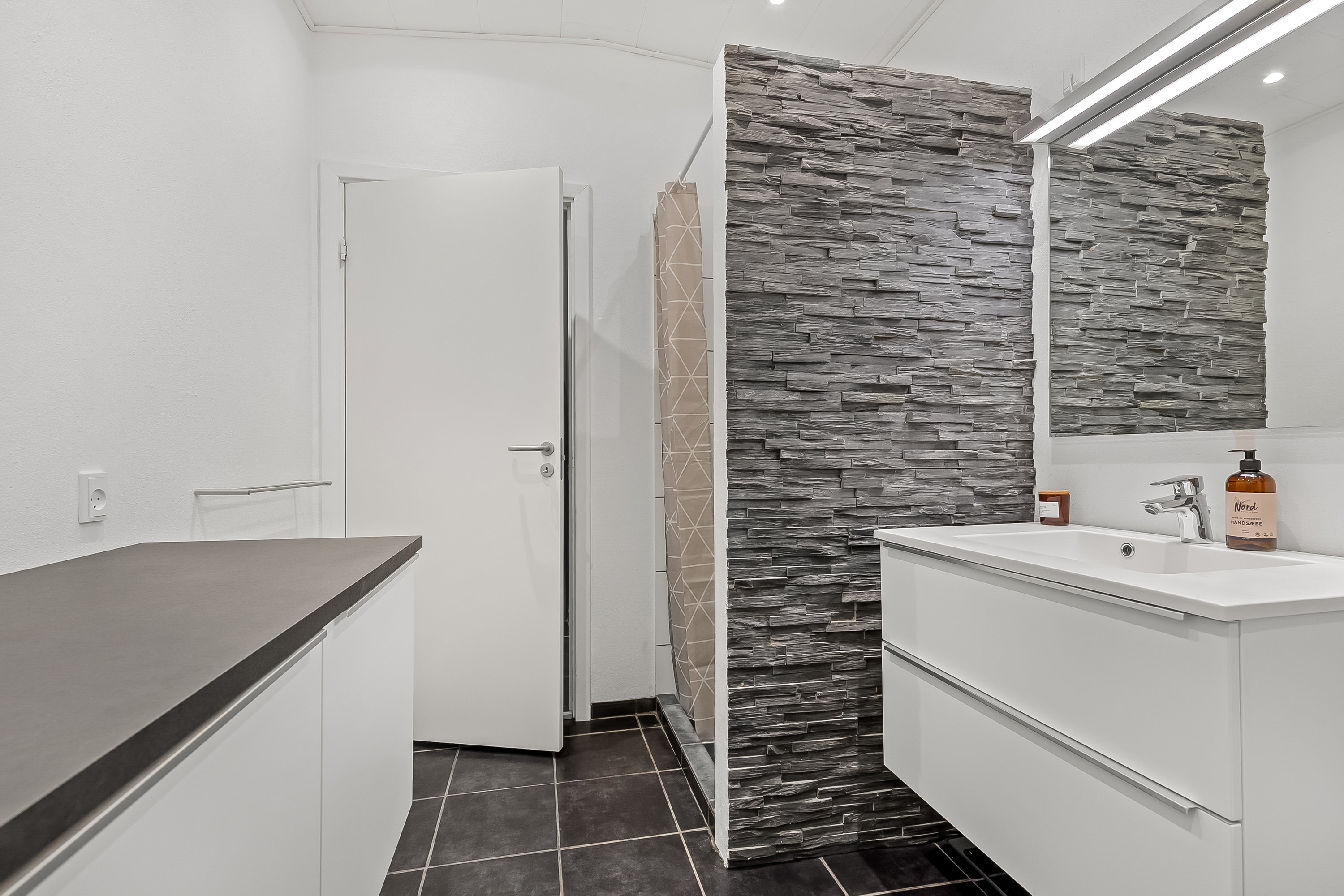 Fremhævet badeværelse billede i fuldskærmstilstand. Billede af Januarvænget 14, Bramdrupdam, 6000 Kolding