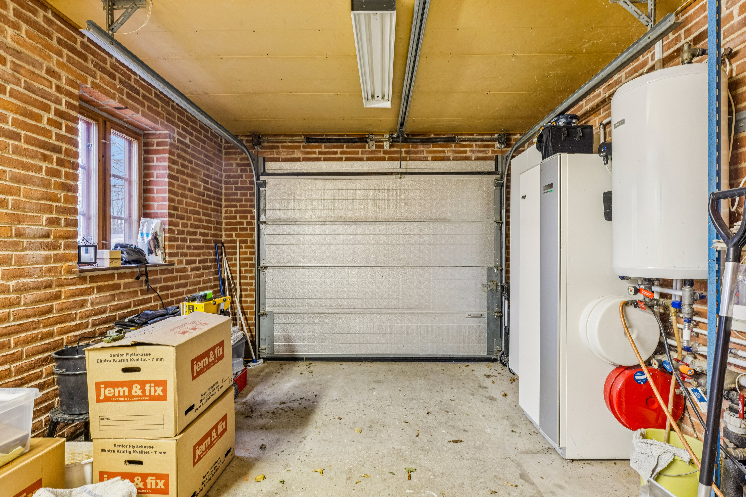 Fremhævet garage billede i fuldskærmstilstand. Billede af V Vedsted Byvej 9, Vester Vedsted, 6760 Ribe