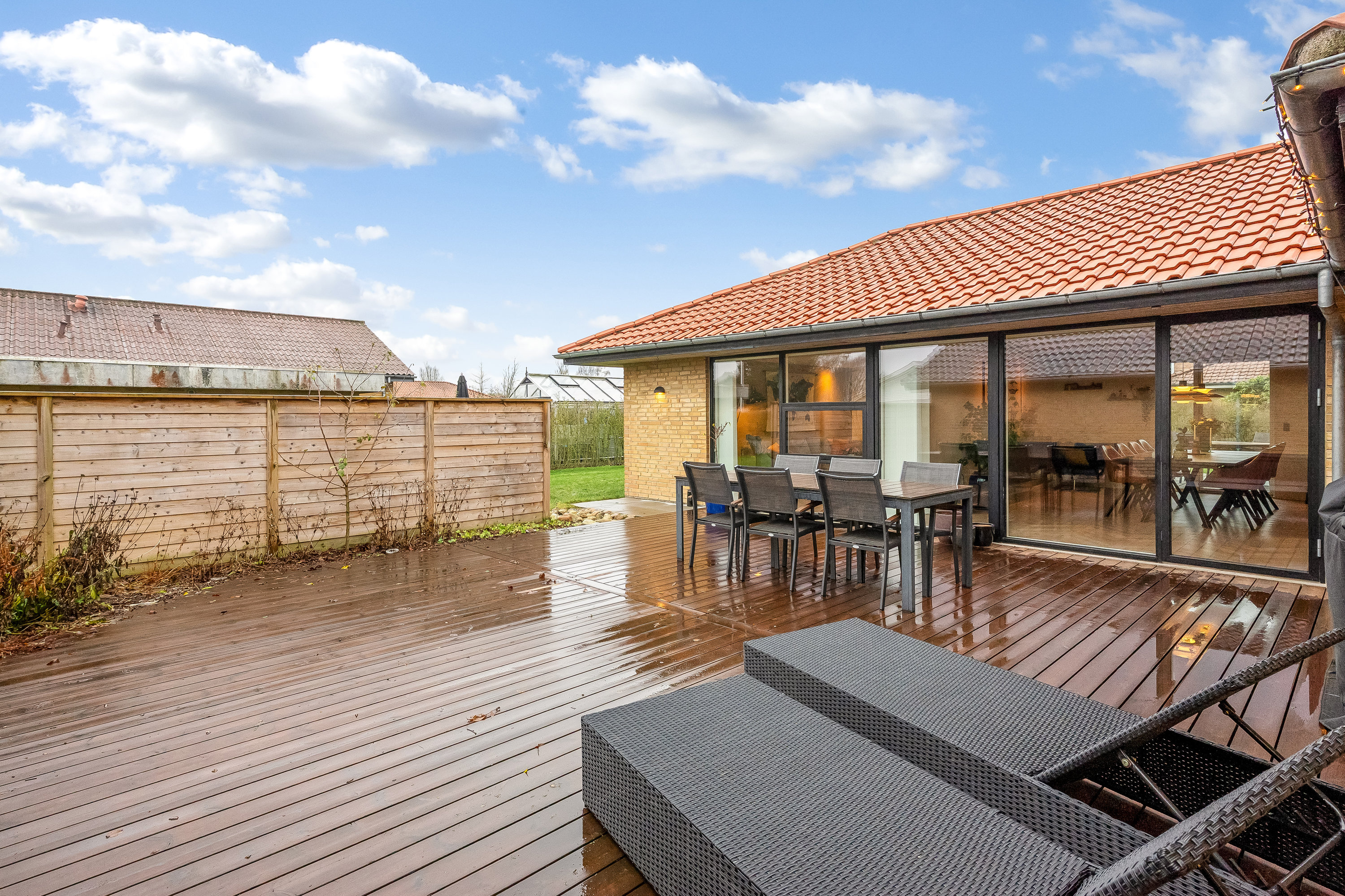 Fremhævet terrasse billede i fuldskærmstilstand. Billede af Majsvænget 10, 7500 Holstebro