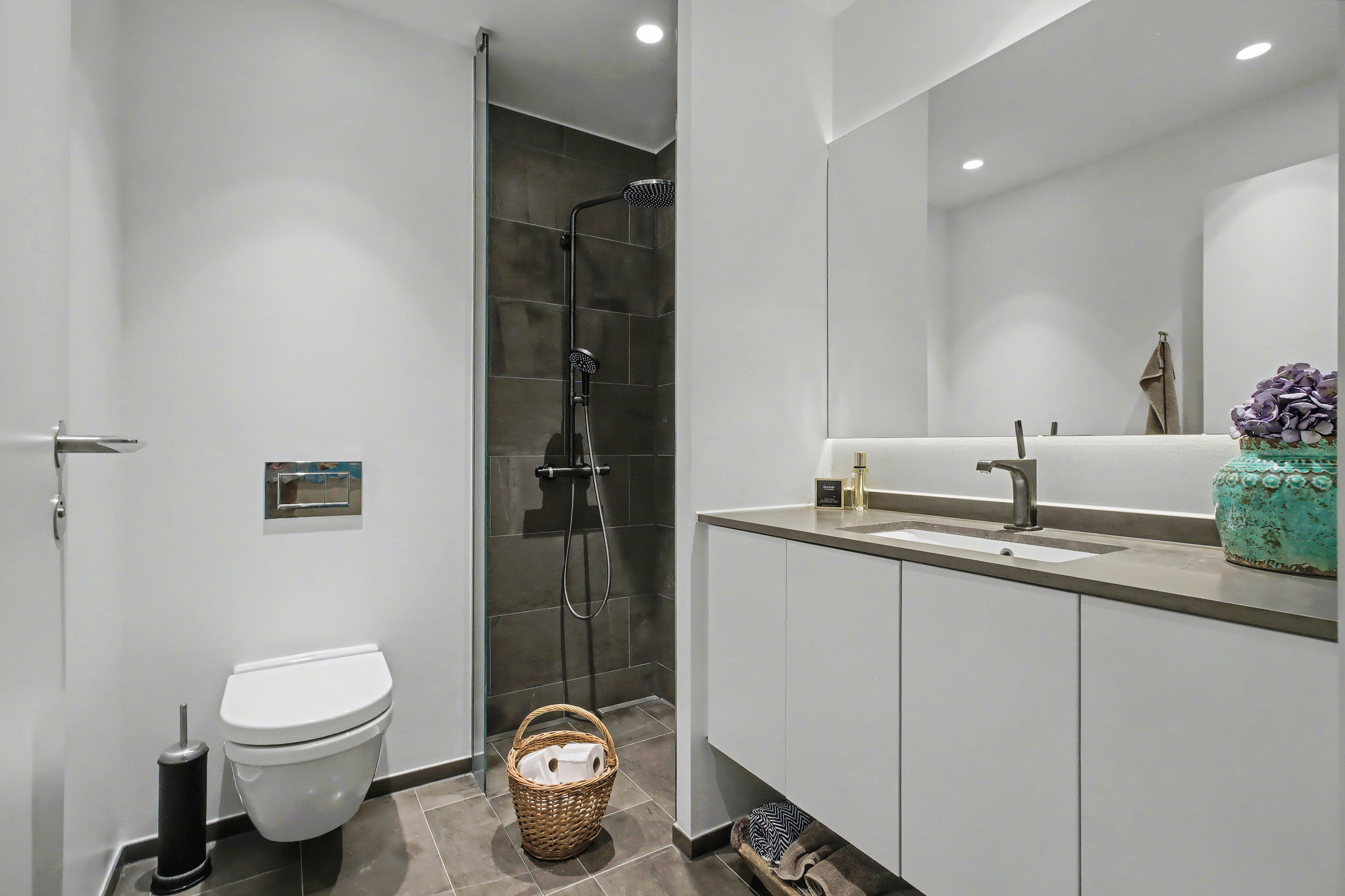 Fremhævet badeværelse billede i fuldskærmstilstand. Billede af Esther Aggebos Gade 52, 3. th., 8000 Aarhus C