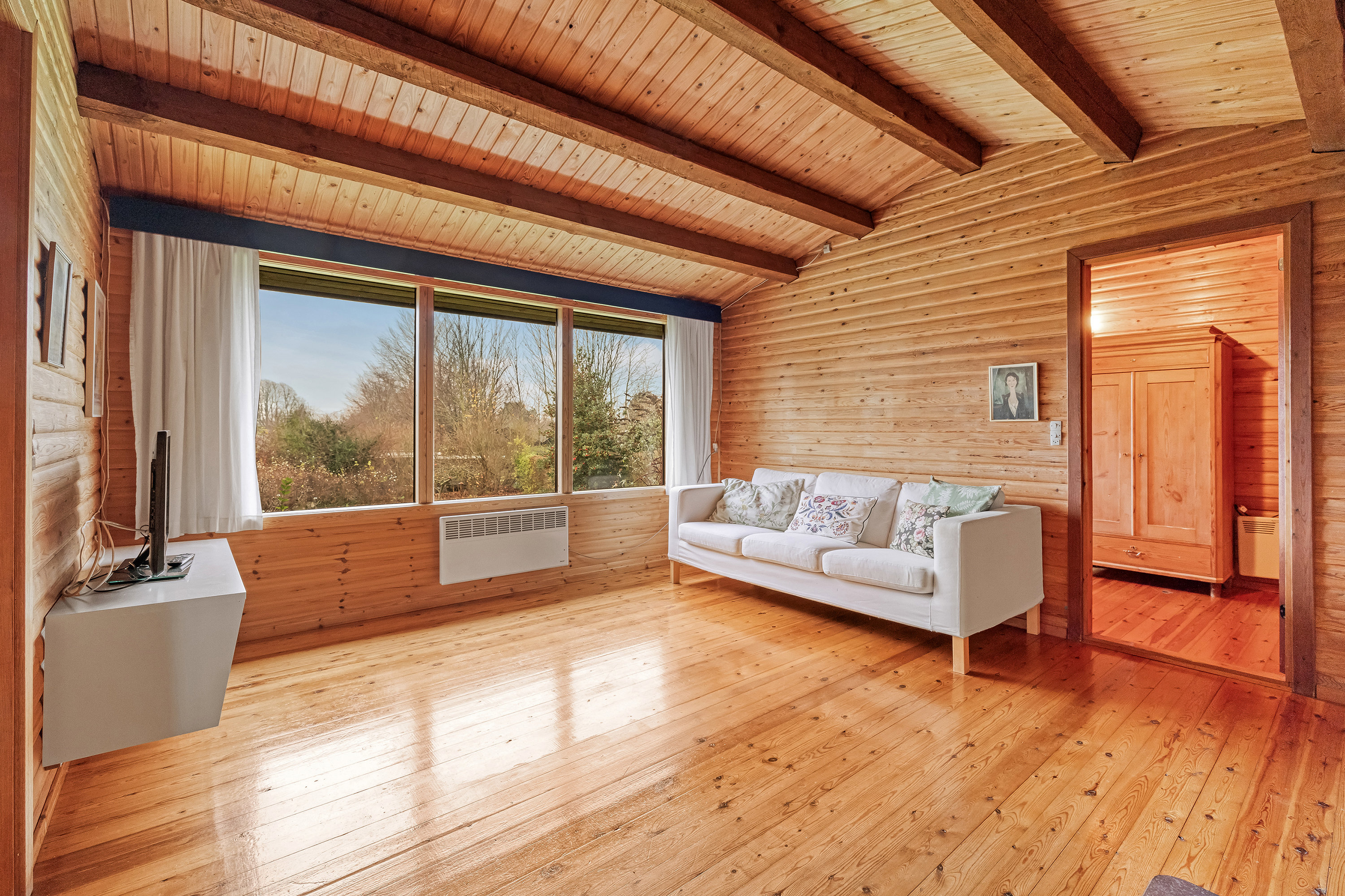 Fremhævet stue billede i fuldskærmstilstand. Billede af Nordvænget 10, Bonderup, 3250 Gilleleje