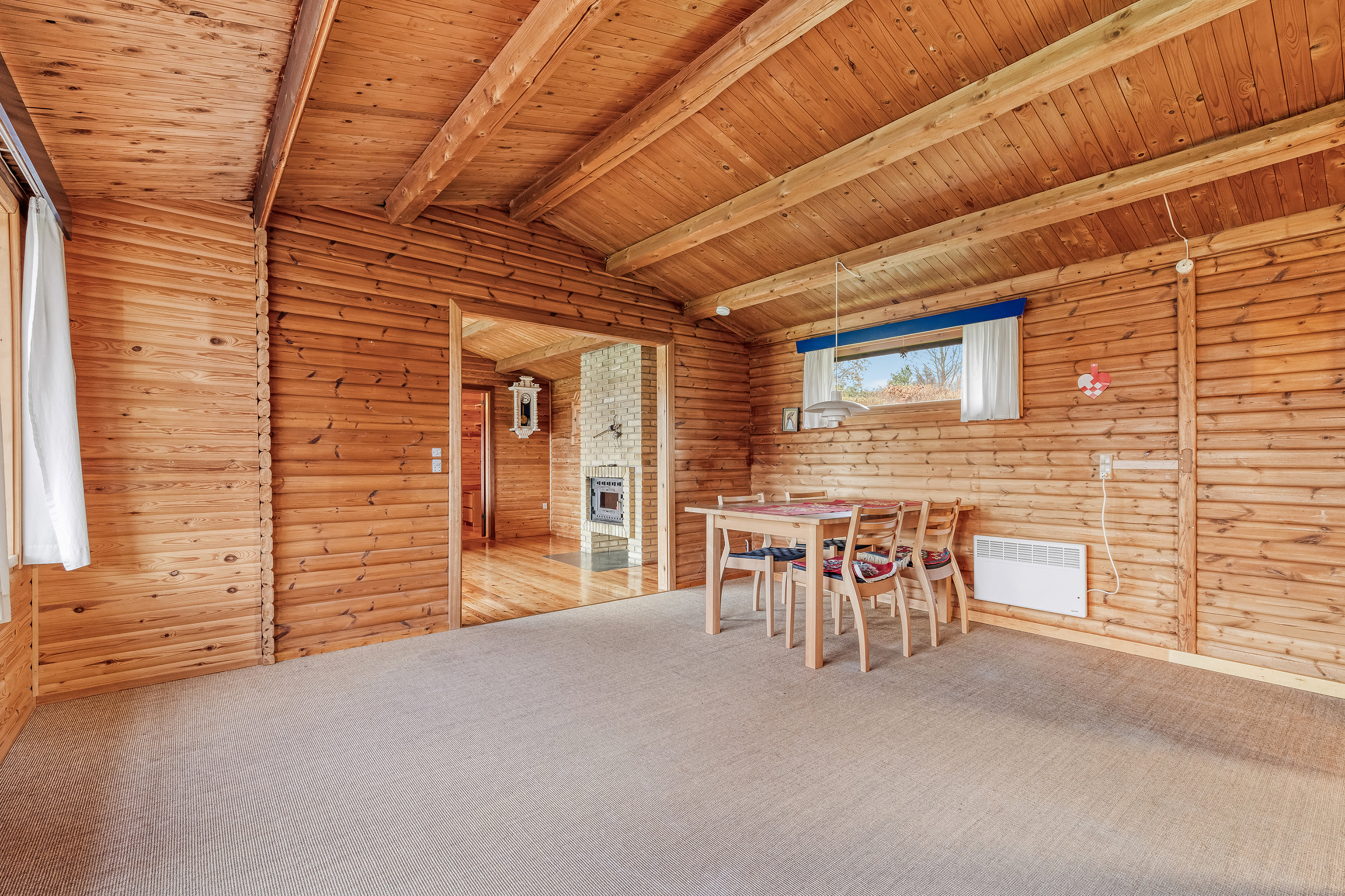 Fremhævet stue billede i fuldskærmstilstand. Billede af Nordvænget 10, Bonderup, 3250 Gilleleje