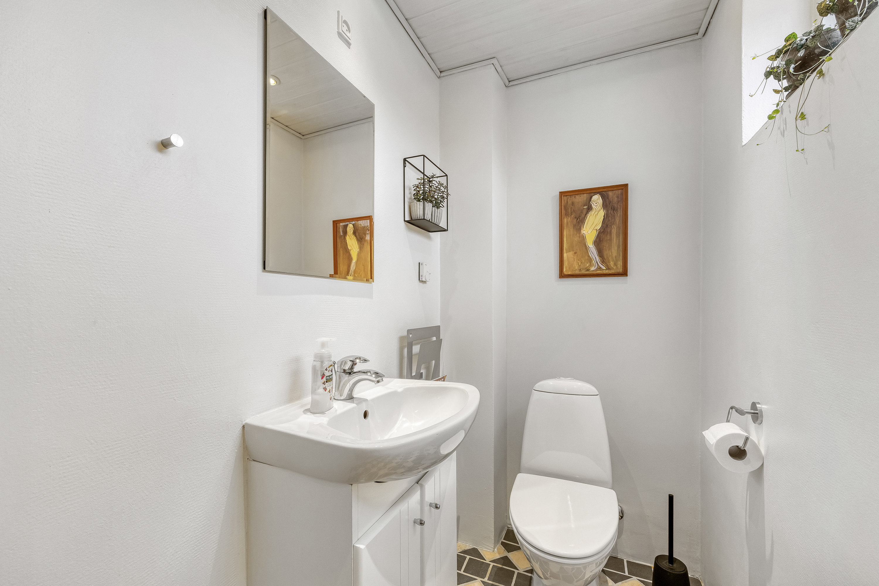 Fremhævet toilet billede i fuldskærmstilstand. Billede af Byvej 61, 3600 Frederikssund