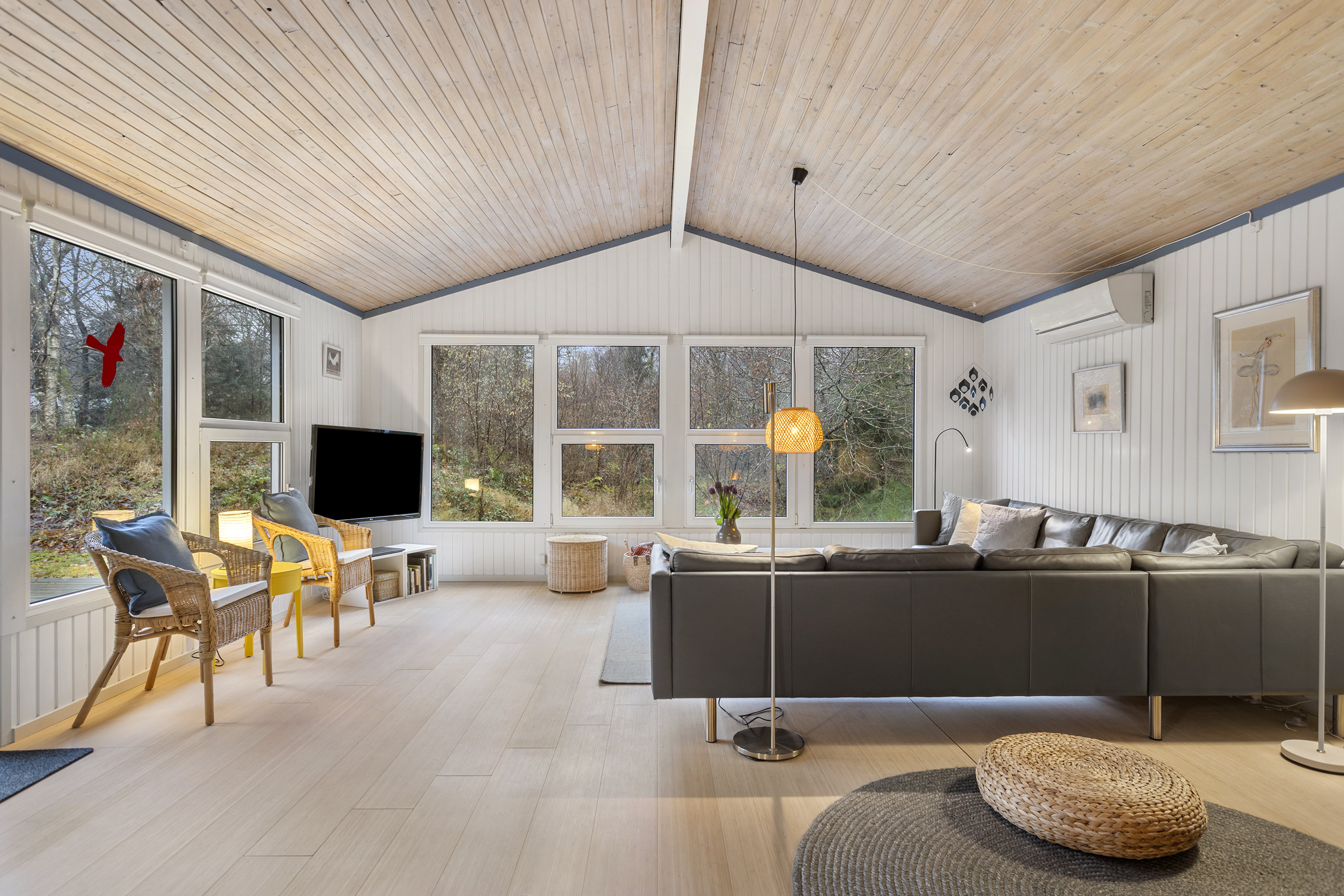 Fremhævet stue billede i fuldskærmstilstand. Billede af Hjortespringet 17, Lyngså, 9300 Sæby