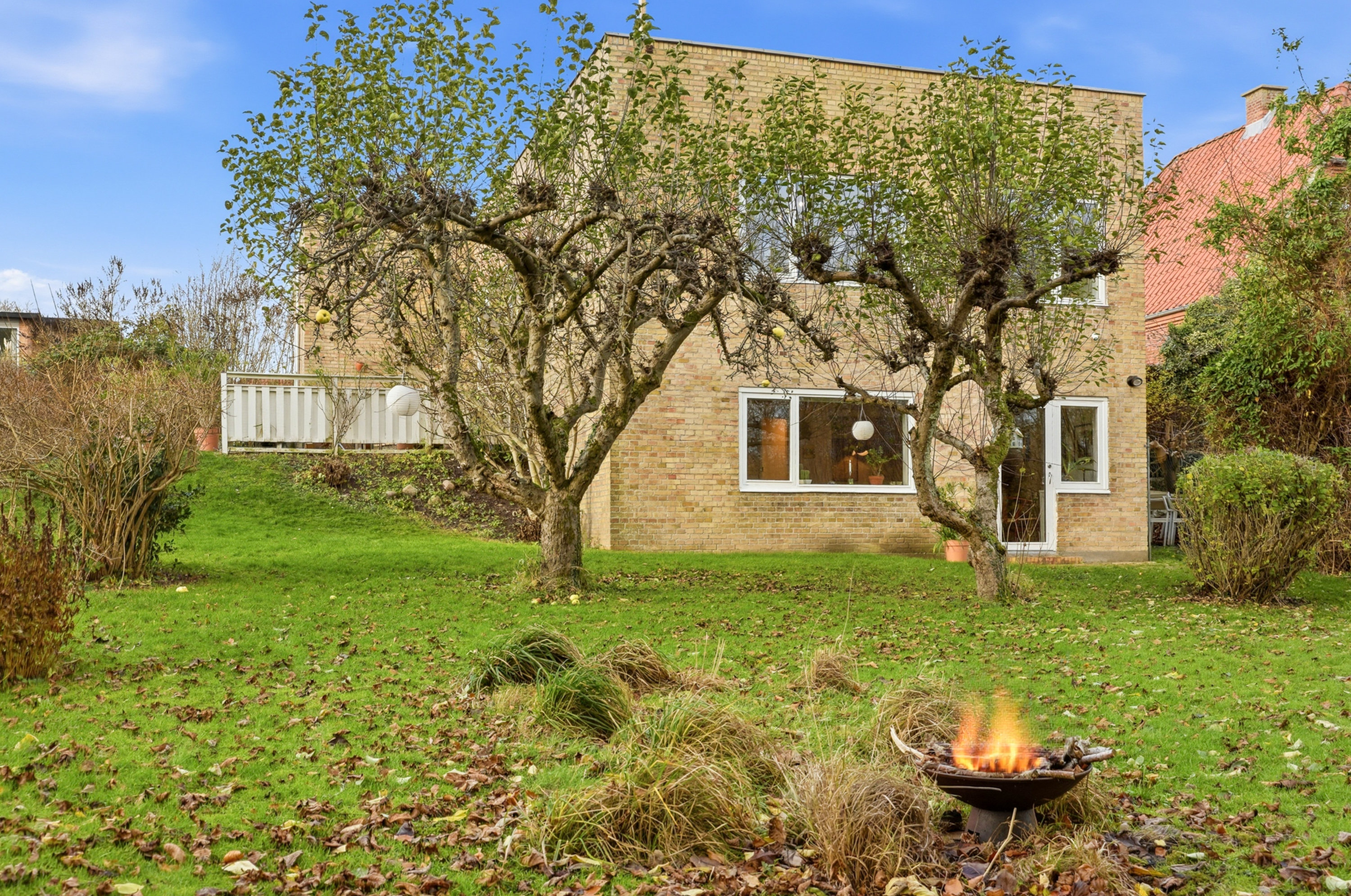 Fremhævet bag facade billede i fuldskærmstilstand. Billede af Jernbanevej 51, Tarup, 5210 Odense NV