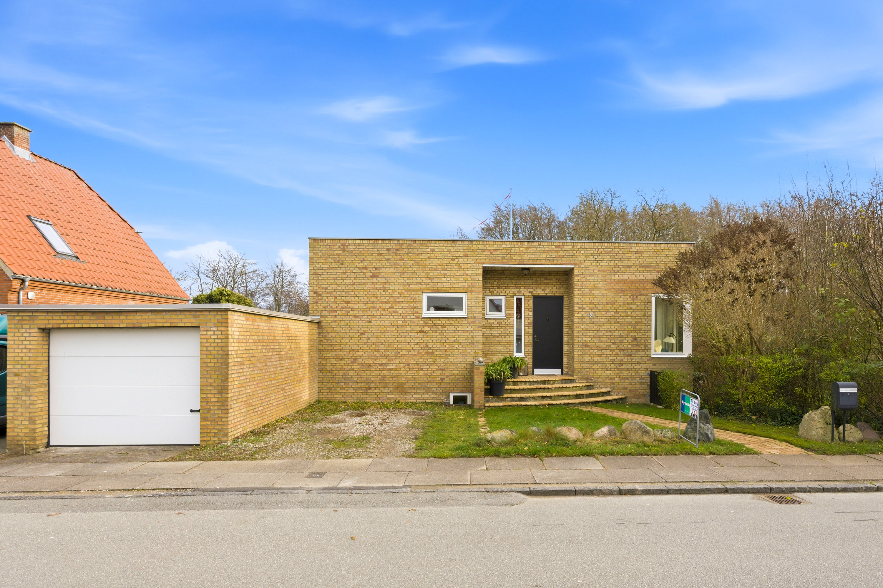 Fremhævet facade billede i fuldskærmstilstand. Billede af Jernbanevej 51, Tarup, 5210 Odense NV