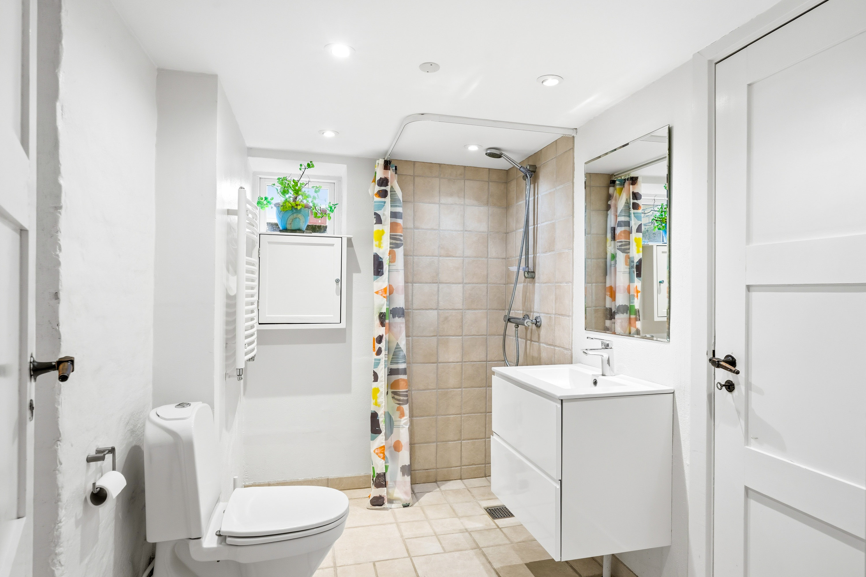 Fremhævet badeværelse billede i fuldskærmstilstand. Billede af Jernbanevej 51, Tarup, 5210 Odense NV