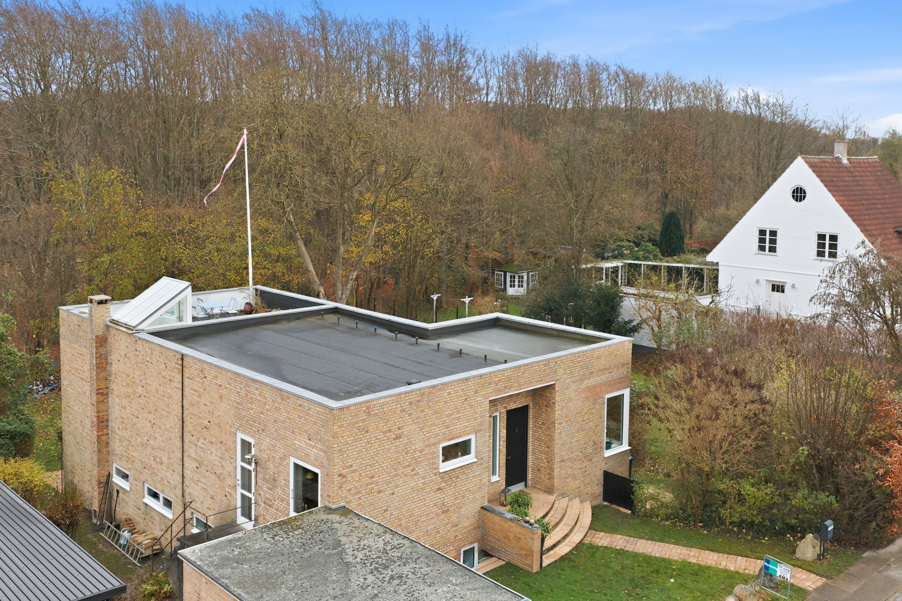 Fremhævet facade billede i fuldskærmstilstand. Billede af Jernbanevej 51, Tarup, 5210 Odense NV