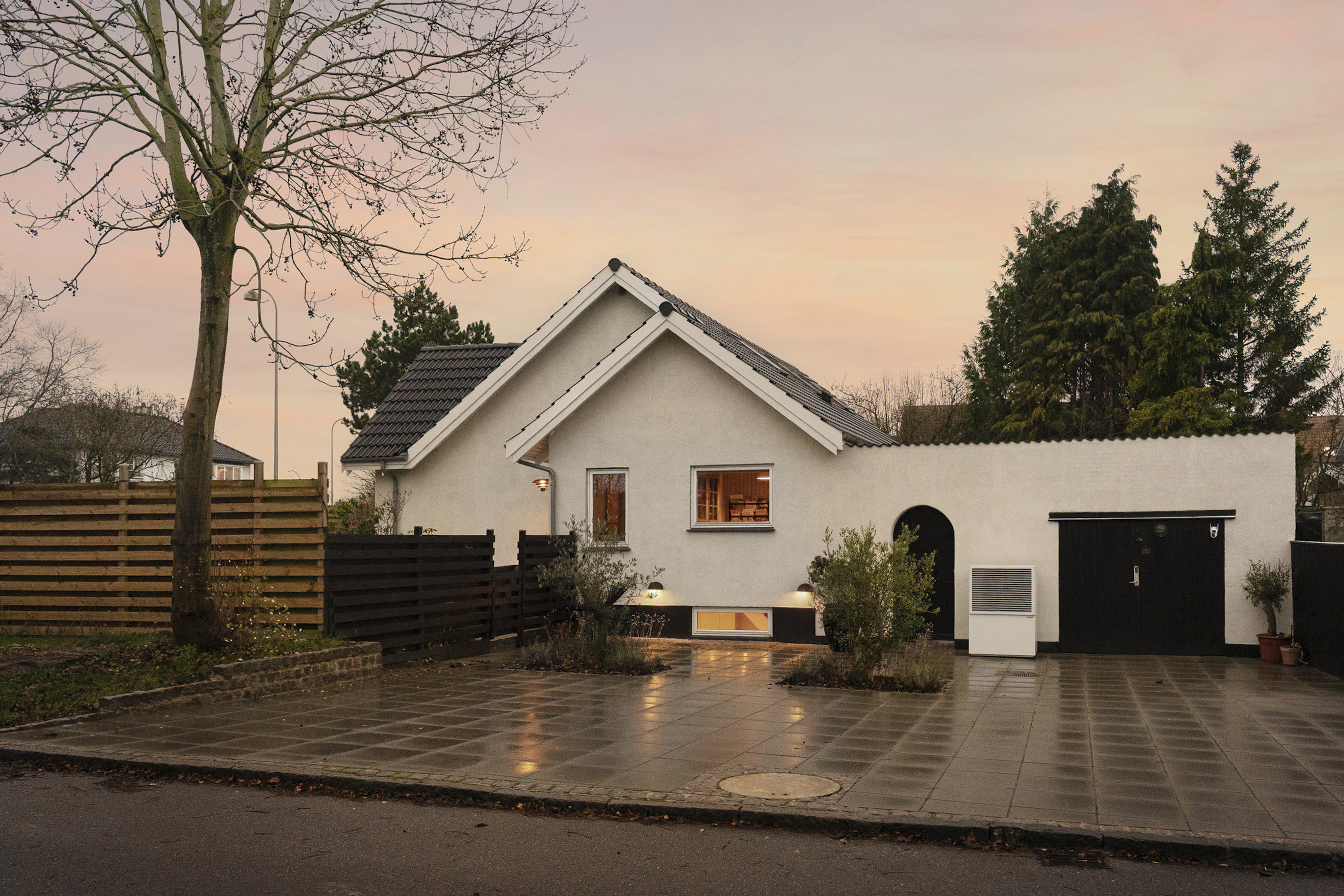 Fremhævet ejendommen billede i fuldskærmstilstand. Billede af Rønnebækengen 1, 2660 Brøndby Strand