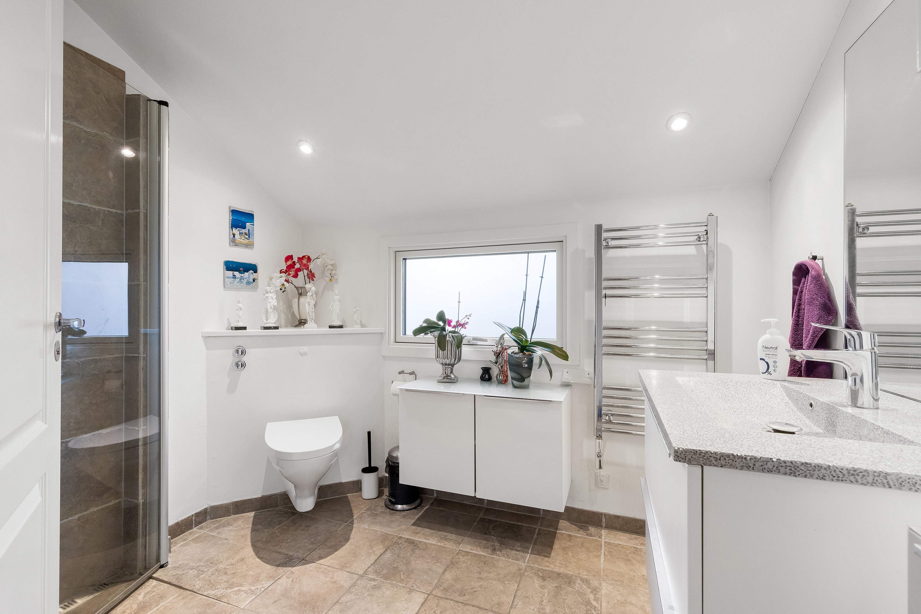 Fremhævet badeværelse billede i fuldskærmstilstand. Billede af Strandgangen 7, Gerlev Strandpark, 3630 Jægerspris