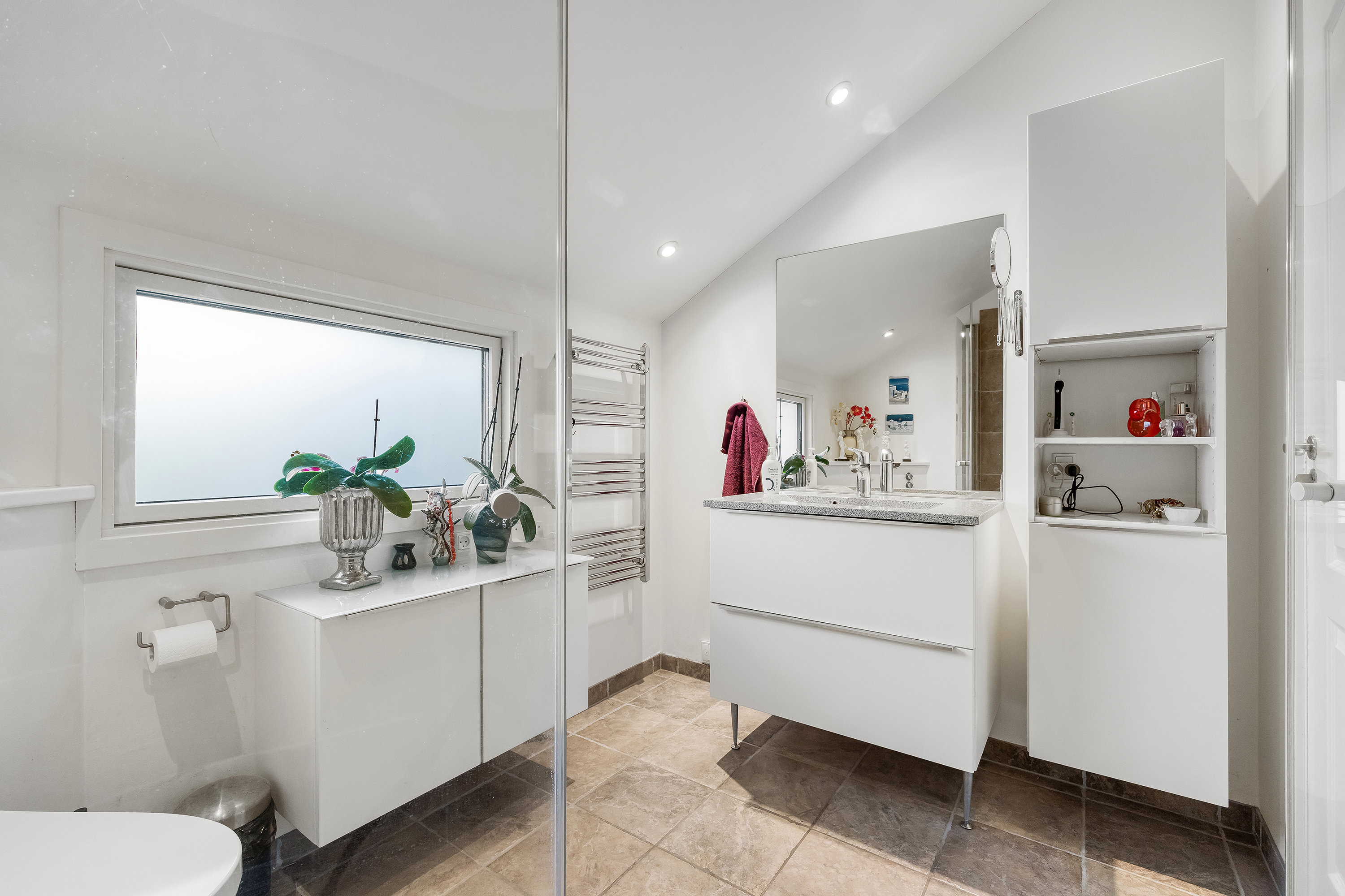 Fremhævet badeværelse billede i fuldskærmstilstand. Billede af Strandgangen 7, Gerlev Strandpark, 3630 Jægerspris