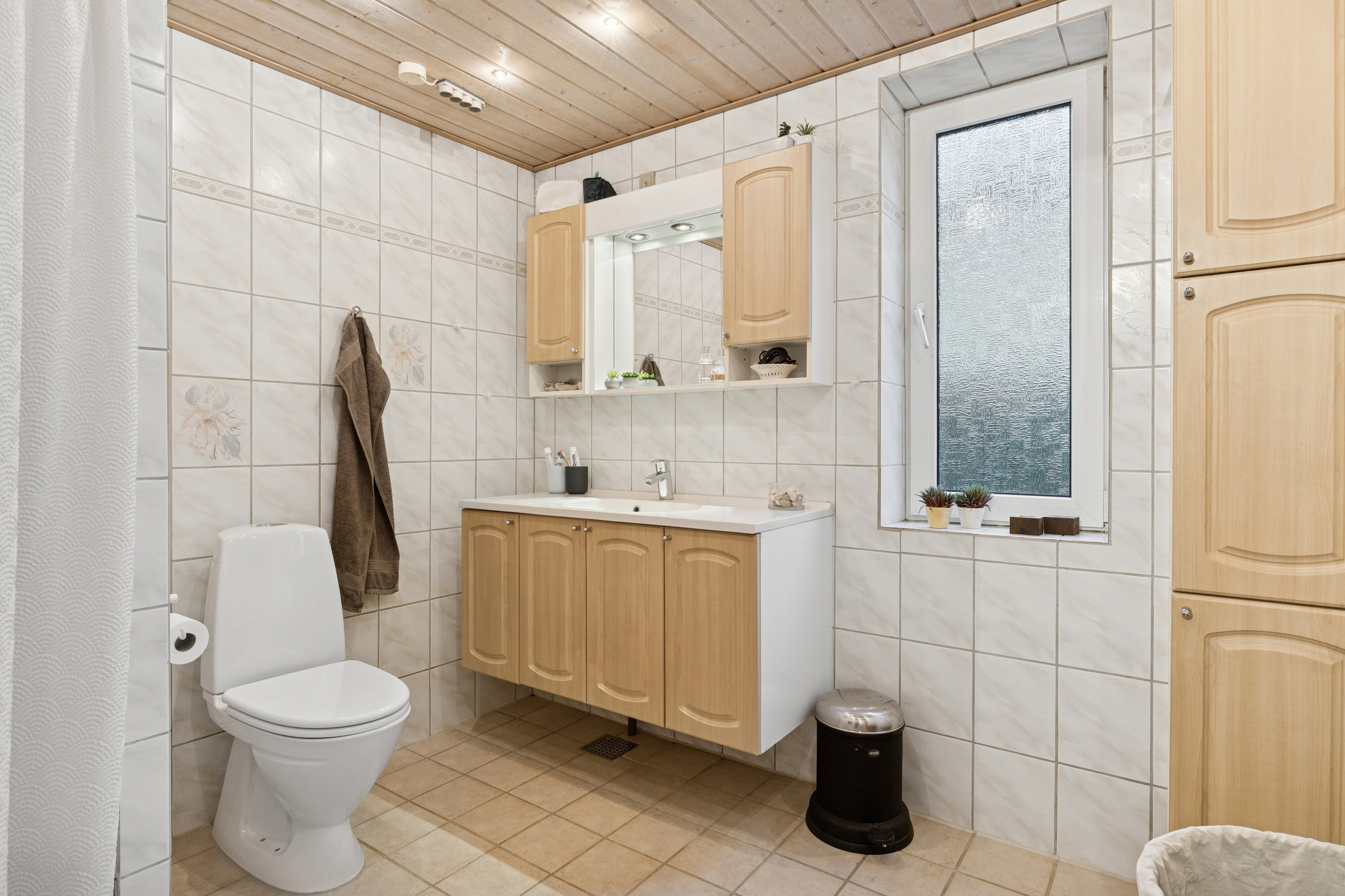 Fremhævet badeværelse billede i fuldskærmstilstand. Billede af Liljevej 6, 9800 Hjørring