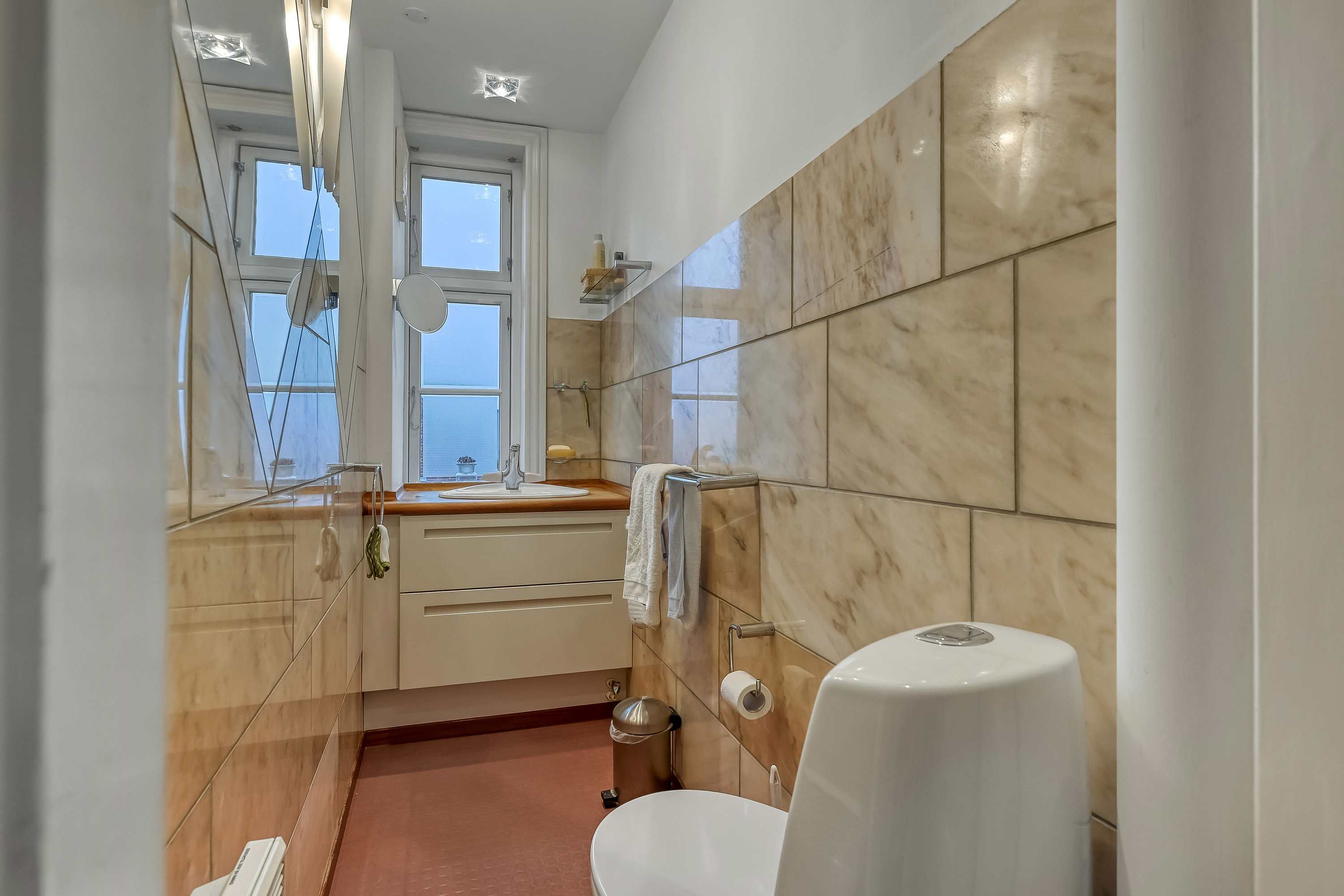 Fremhævet toilet billede i fuldskærmstilstand. Billede af Skolegade 14, 7600 Struer