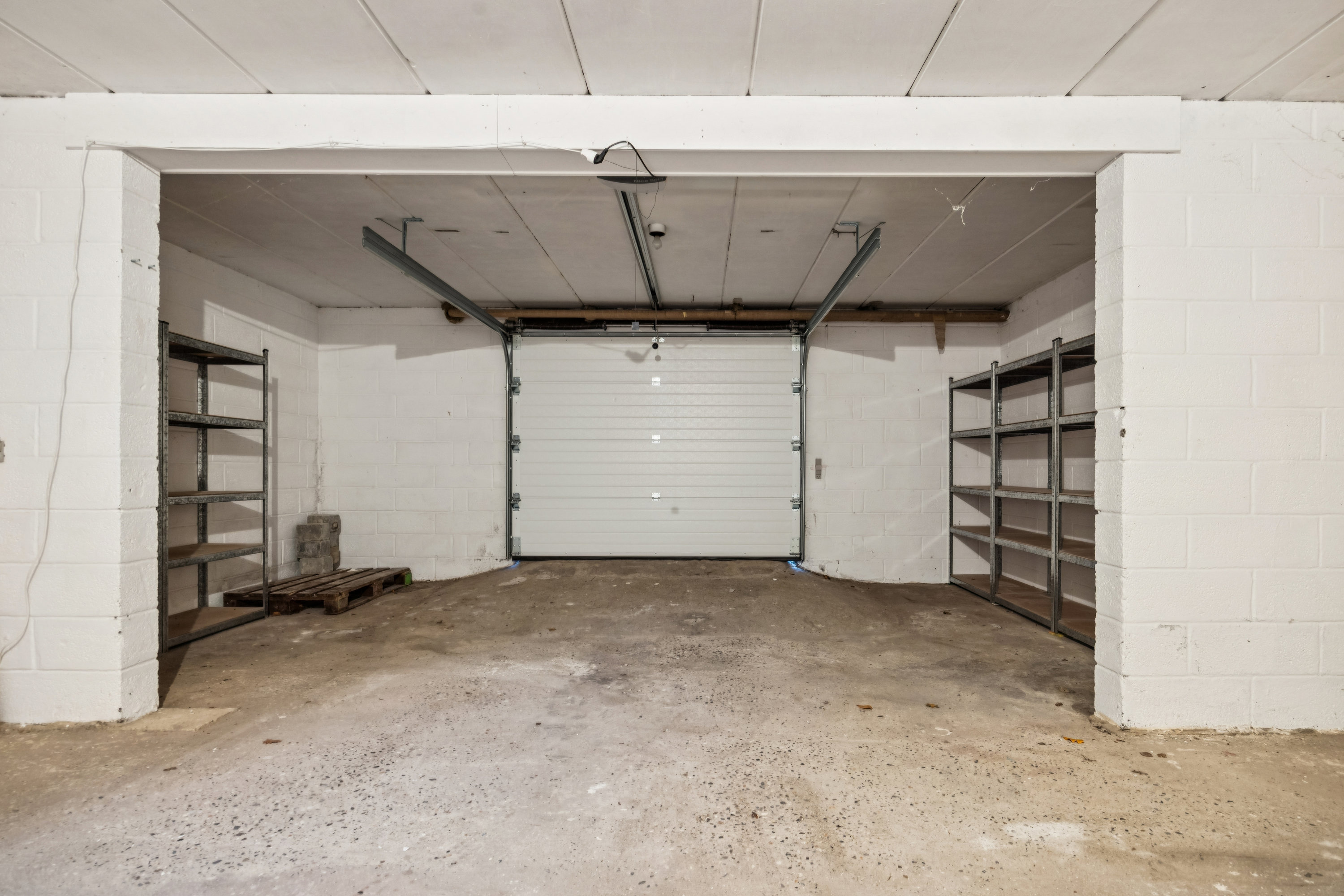 Fremhævet garage billede i fuldskærmstilstand. Billede af Jacobsvej 4, 9490 Pandrup