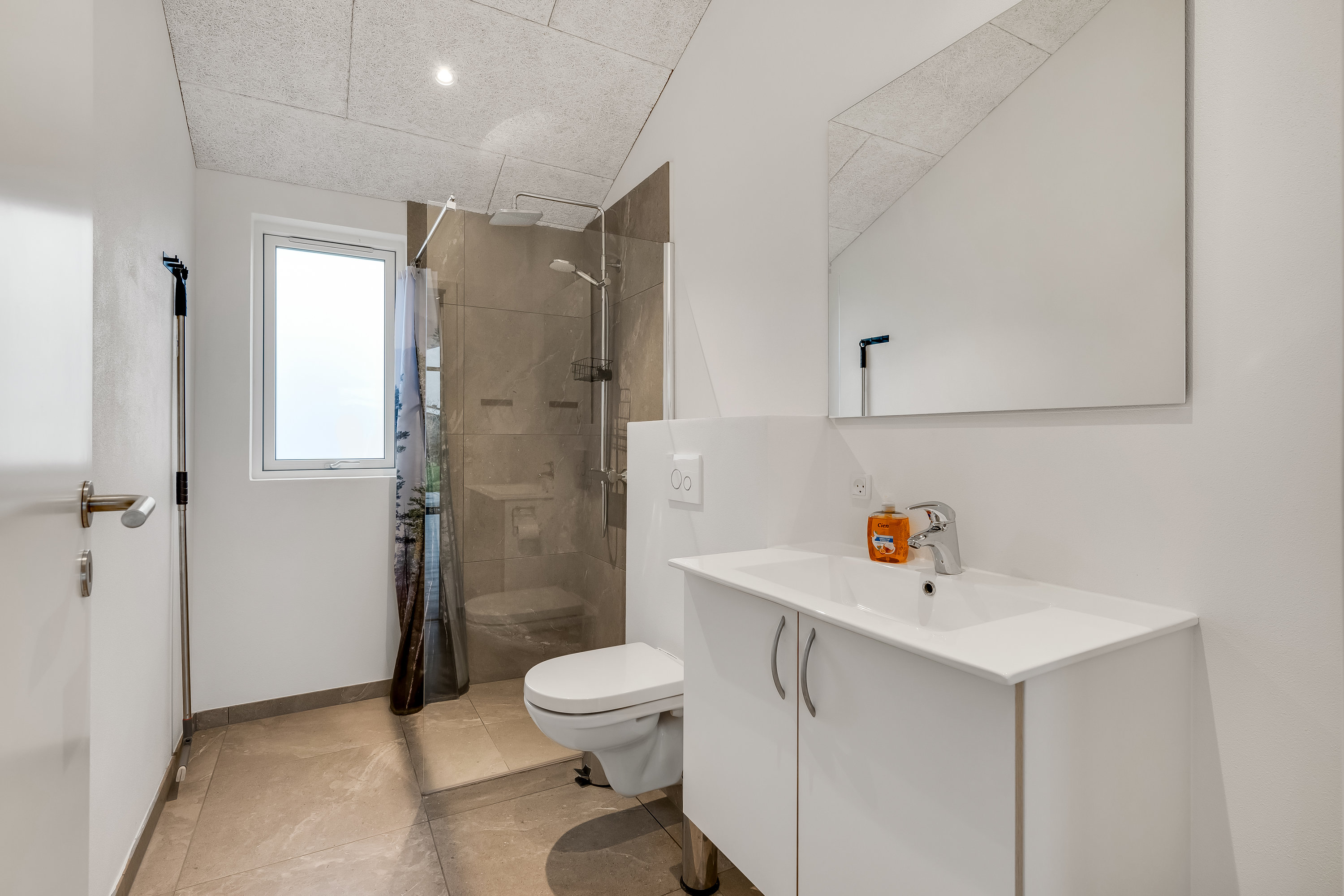 Fremhævet badeværelse billede i fuldskærmstilstand. Billede af Hindbærvej 3, Vostrup, 6880 Tarm