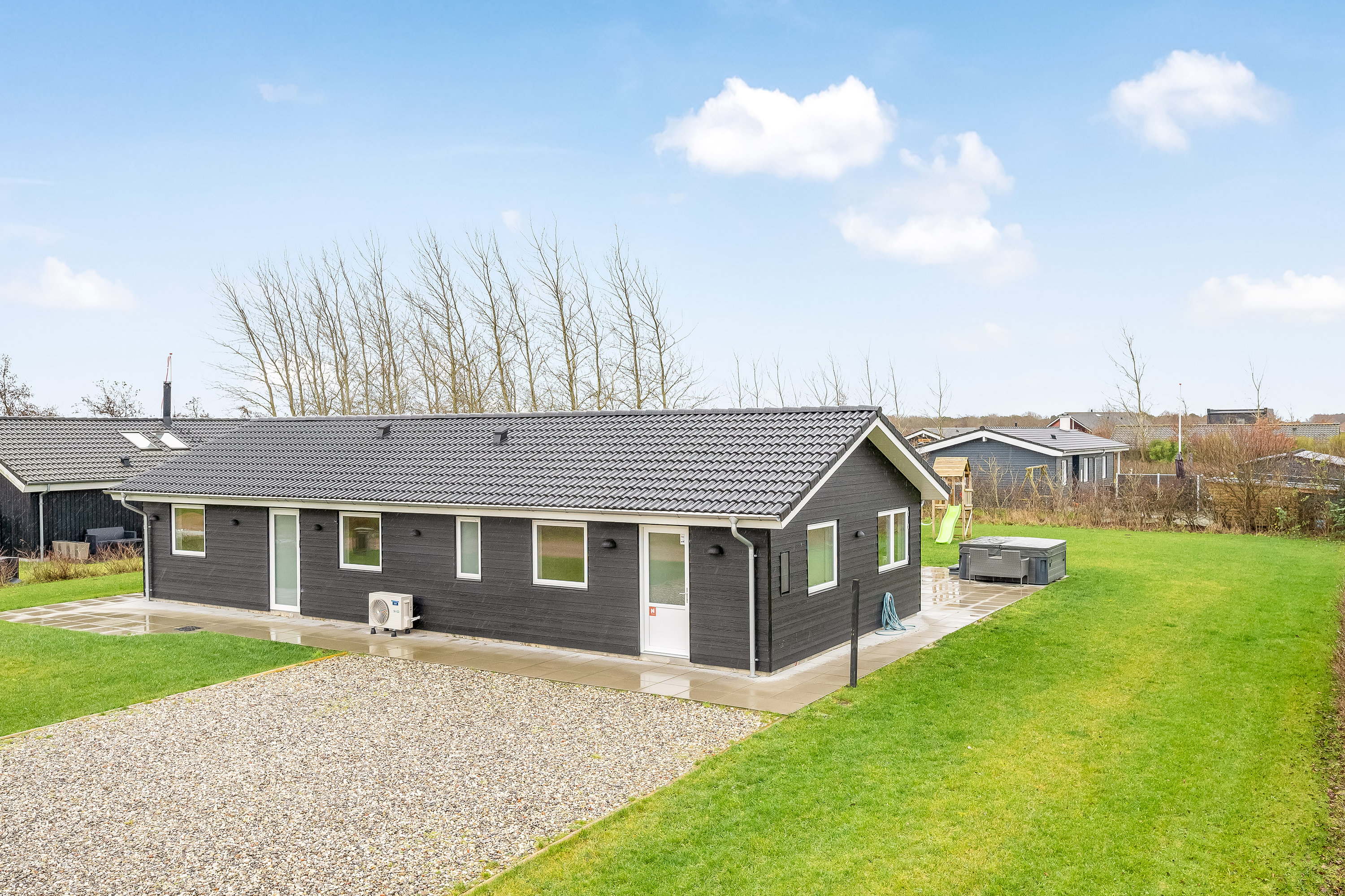 Fremhævet facade billede i fuldskærmstilstand. Billede af Hindbærvej 3, Vostrup, 6880 Tarm