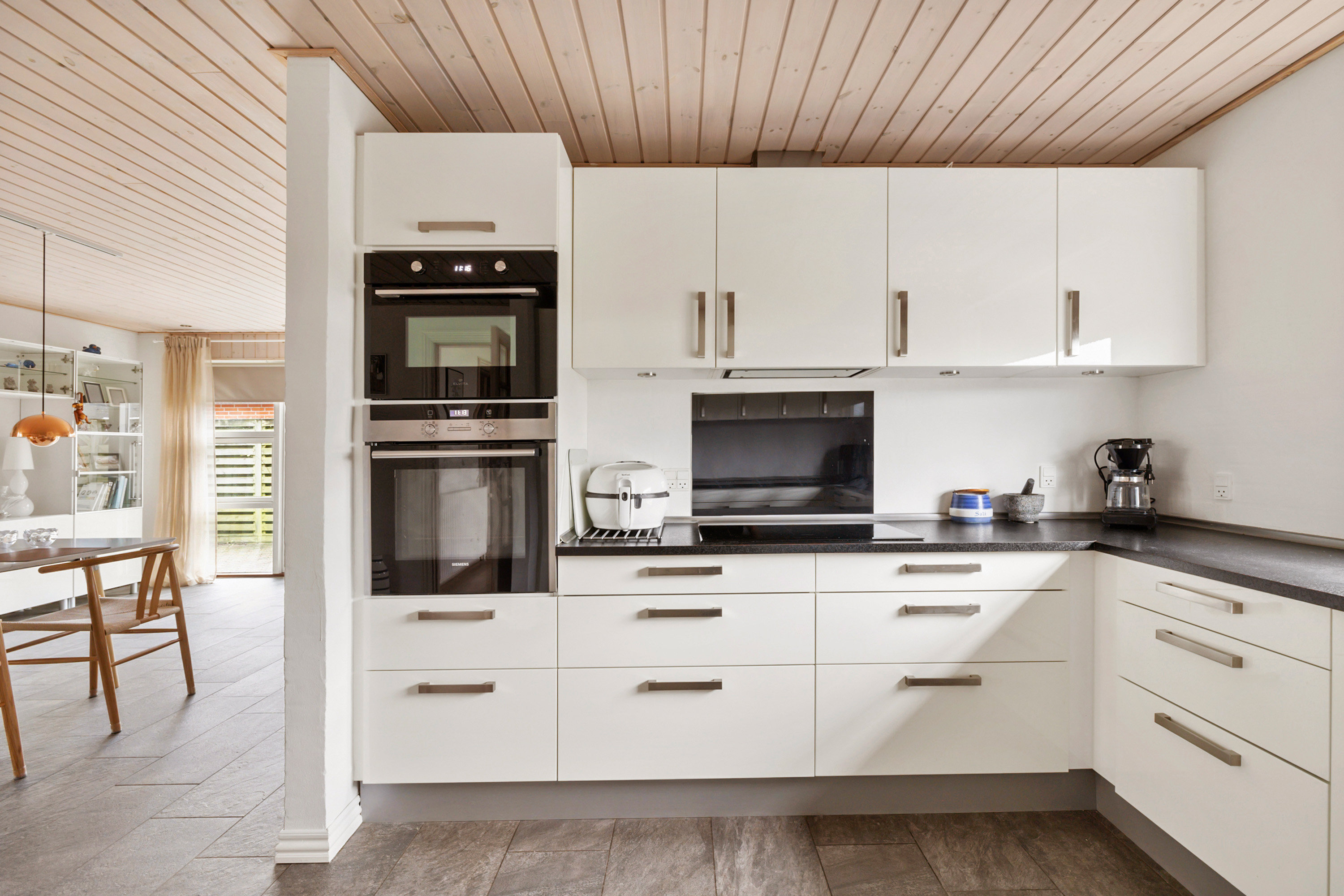 Fremhævet køkken billede i fuldskærmstilstand. Billede af Valmuevej 3, 9870 Sindal