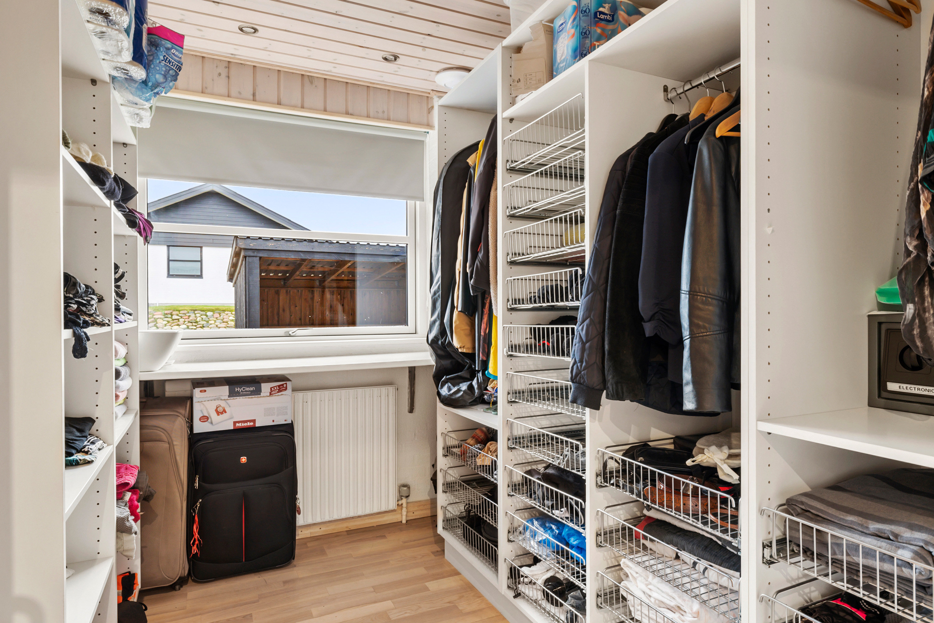 Fremhævet walk-in billede i fuldskærmstilstand. Billede af Valmuevej 3, 9870 Sindal