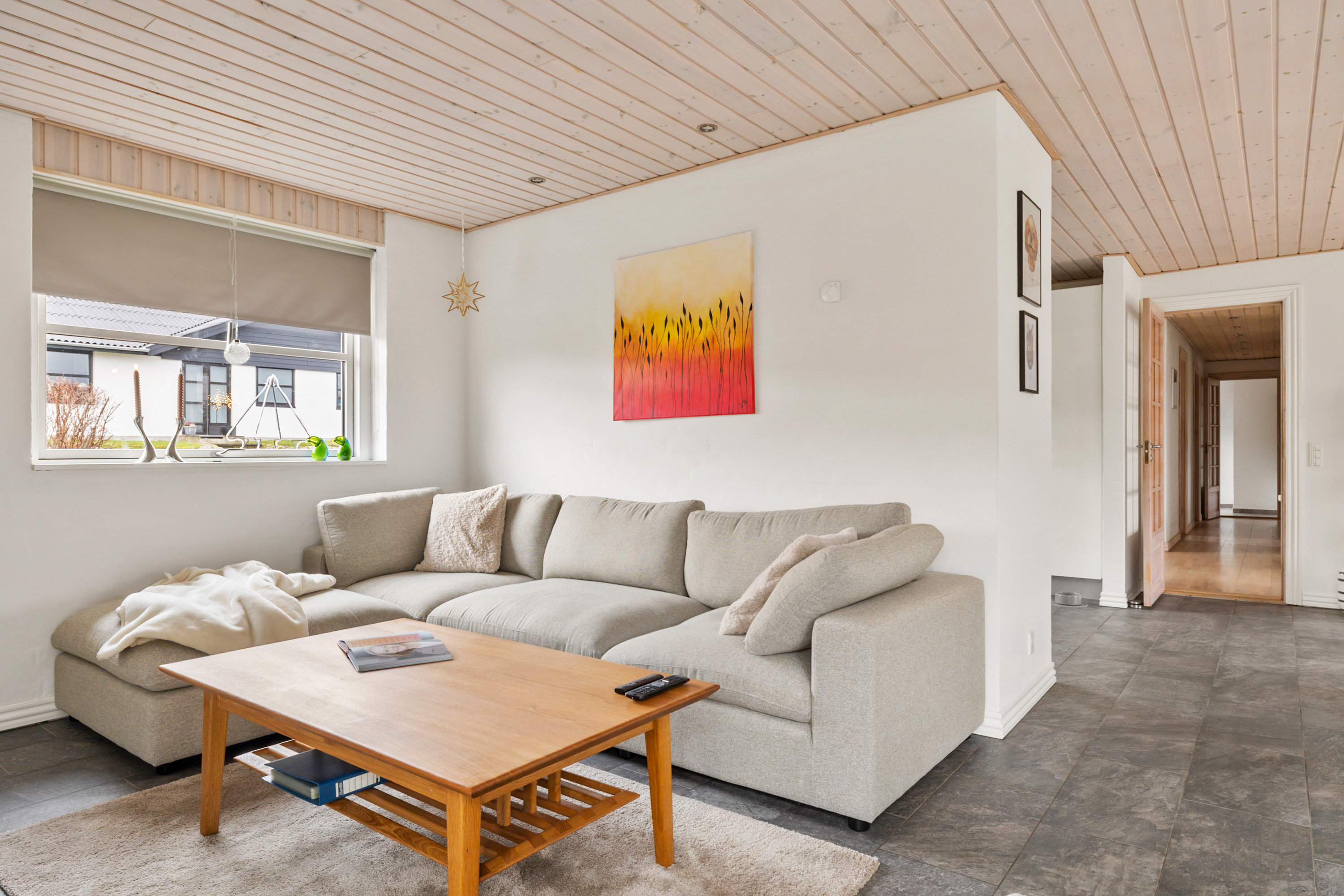 Fremhævet stue billede i fuldskærmstilstand. Billede af Valmuevej 3, 9870 Sindal