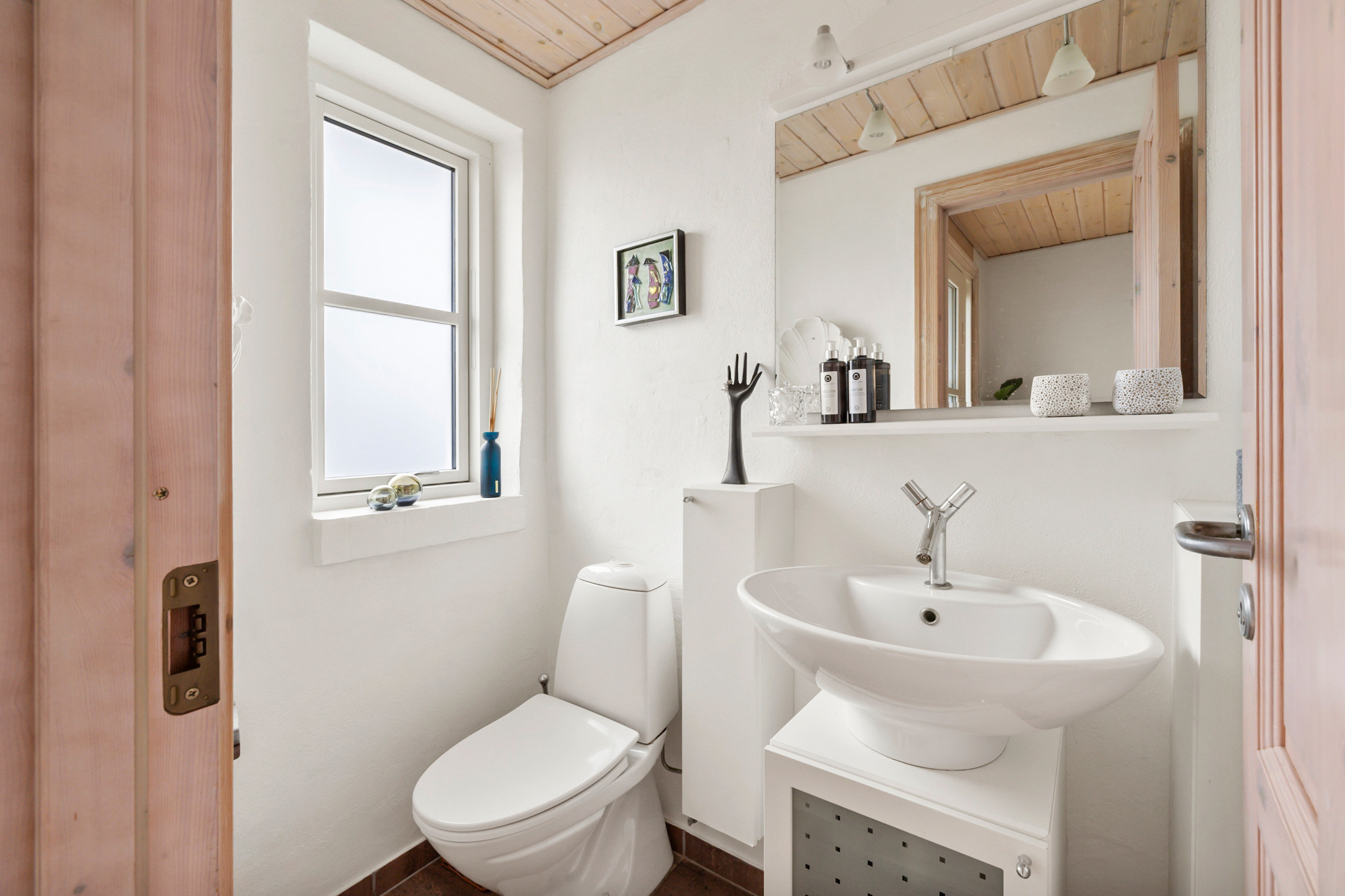 Fremhævet toilet billede i fuldskærmstilstand. Billede af Valmuevej 3, 9870 Sindal