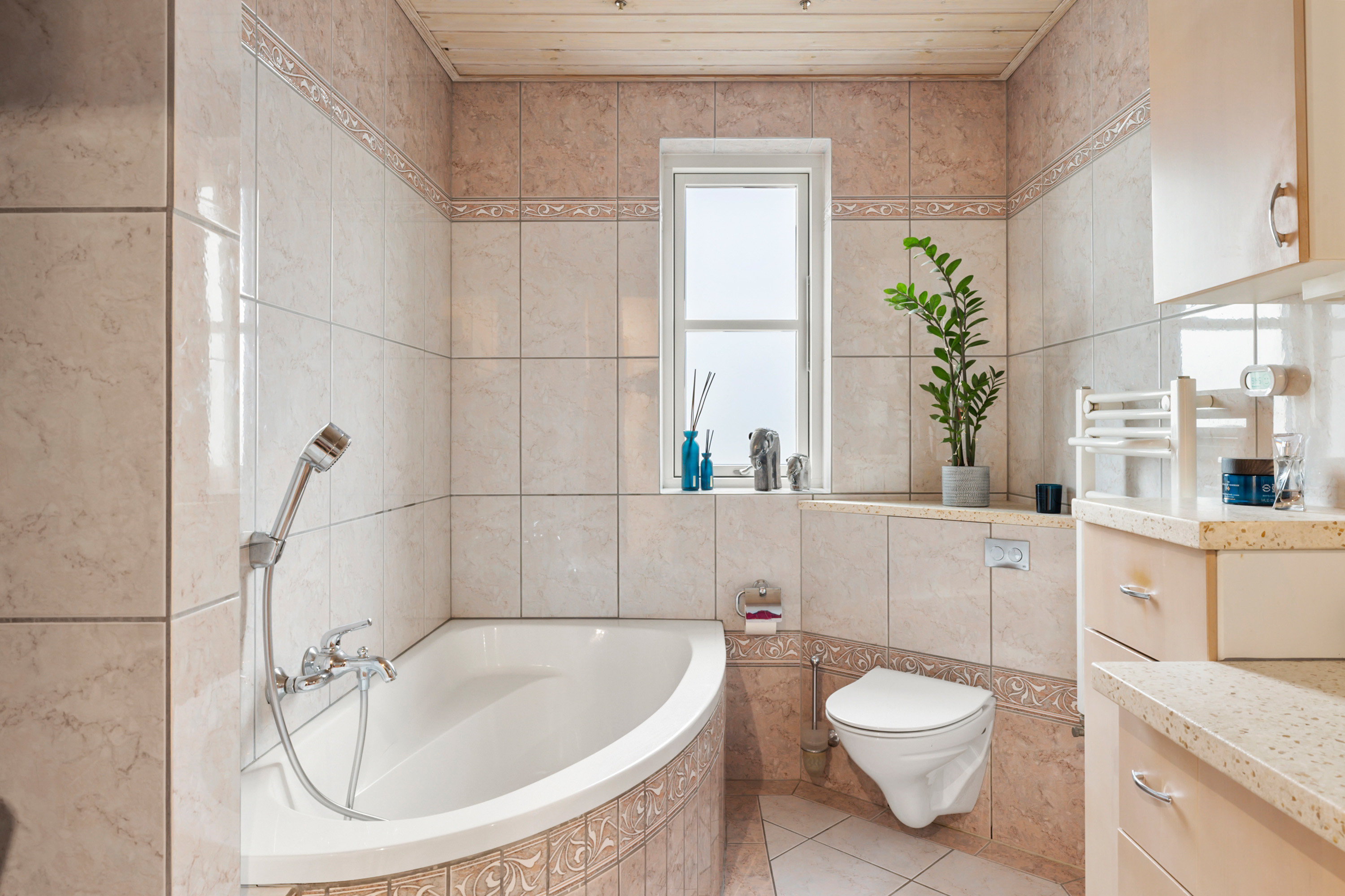 Fremhævet badeværelse billede i fuldskærmstilstand. Billede af Valmuevej 3, 9870 Sindal