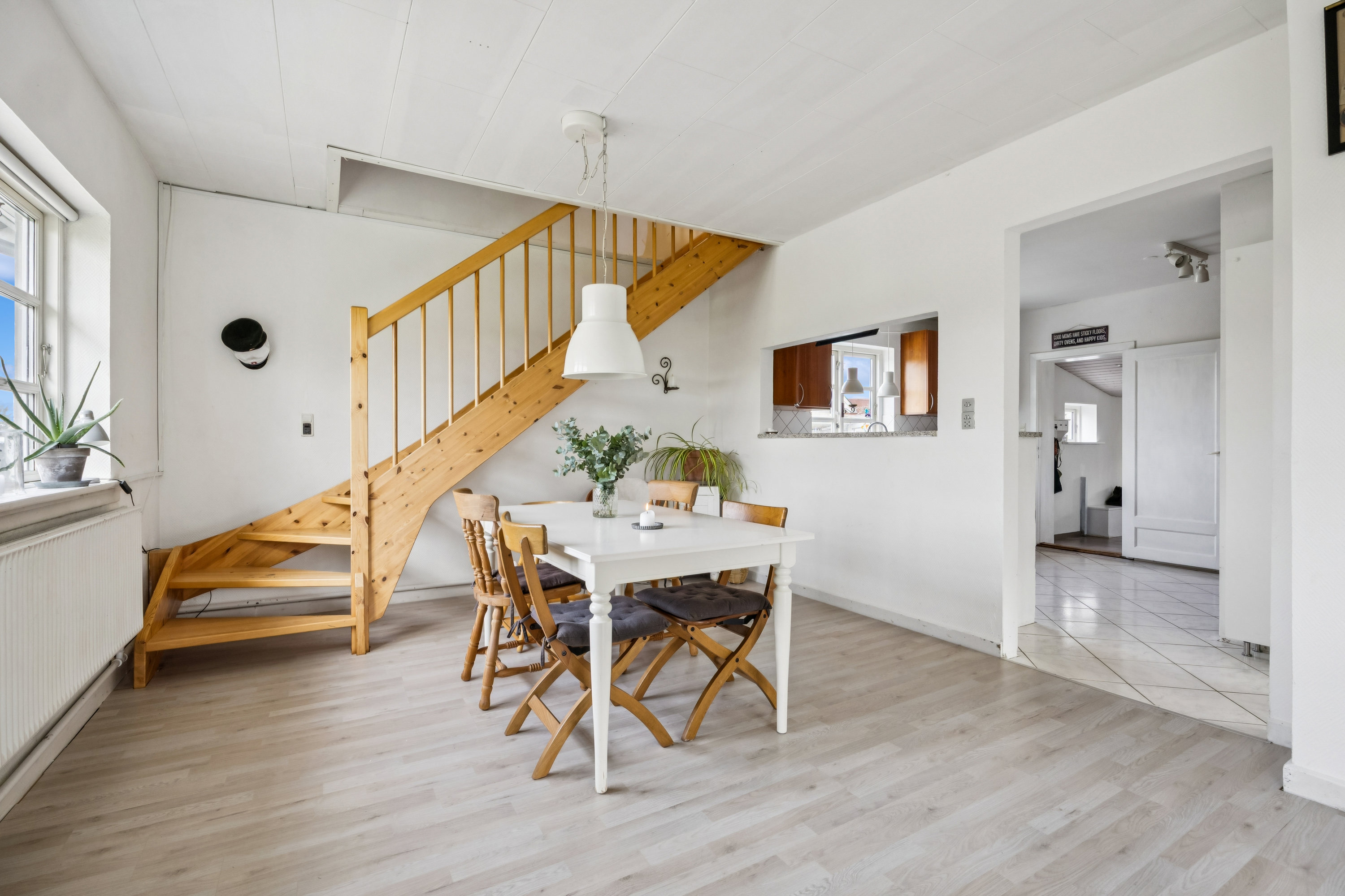 Fremhævet stue billede i fuldskærmstilstand. Billede af Overdrevsvejen 39, Lellinge, 4600 Køge