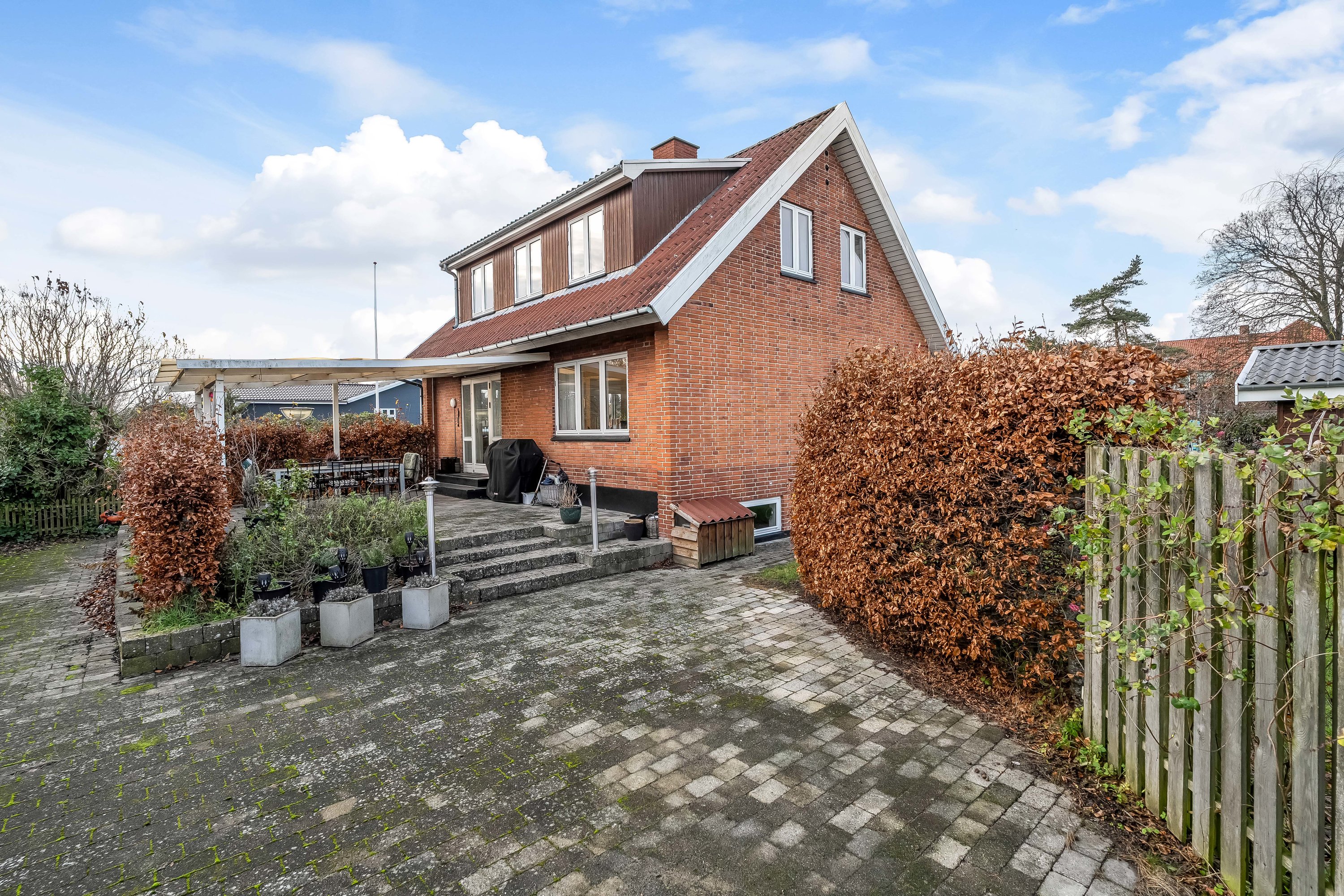 Fremhævet facade billede i fuldskærmstilstand. Billede af Hulebækvej 4, 3320 Skævinge