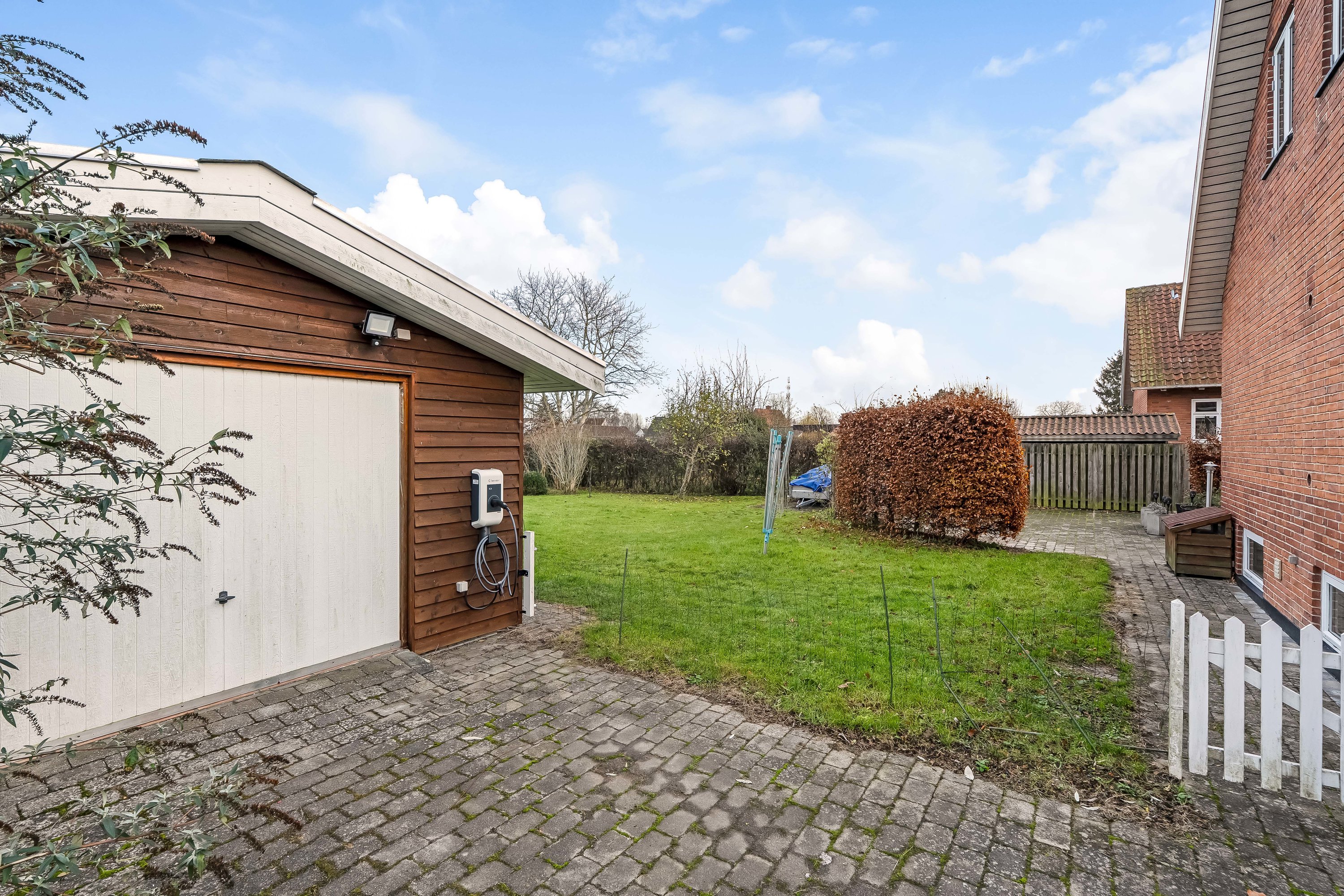 Fremhævet facade billede i fuldskærmstilstand. Billede af Hulebækvej 4, 3320 Skævinge