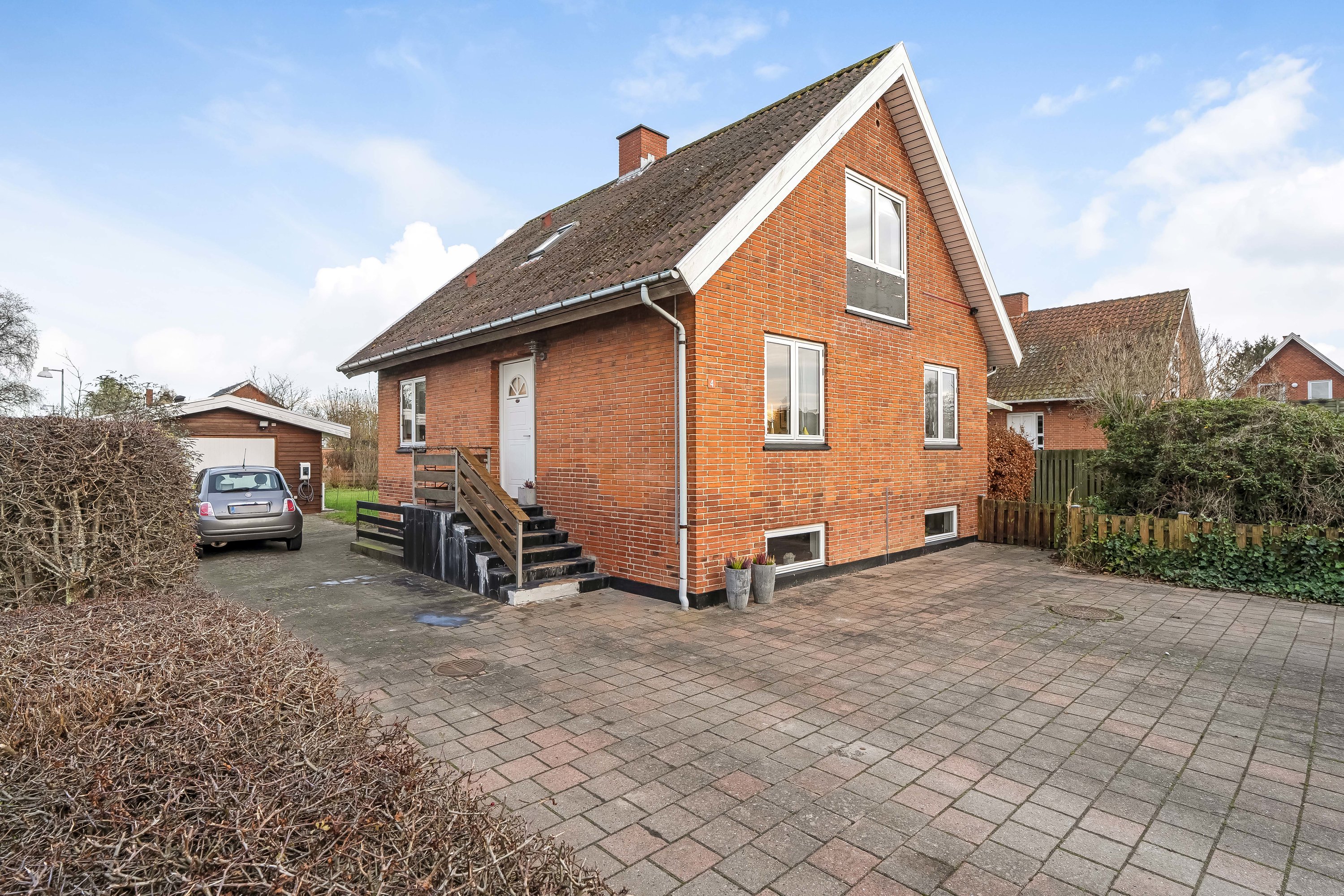 Fremhævet facade billede i fuldskærmstilstand. Billede af Hulebækvej 4, 3320 Skævinge