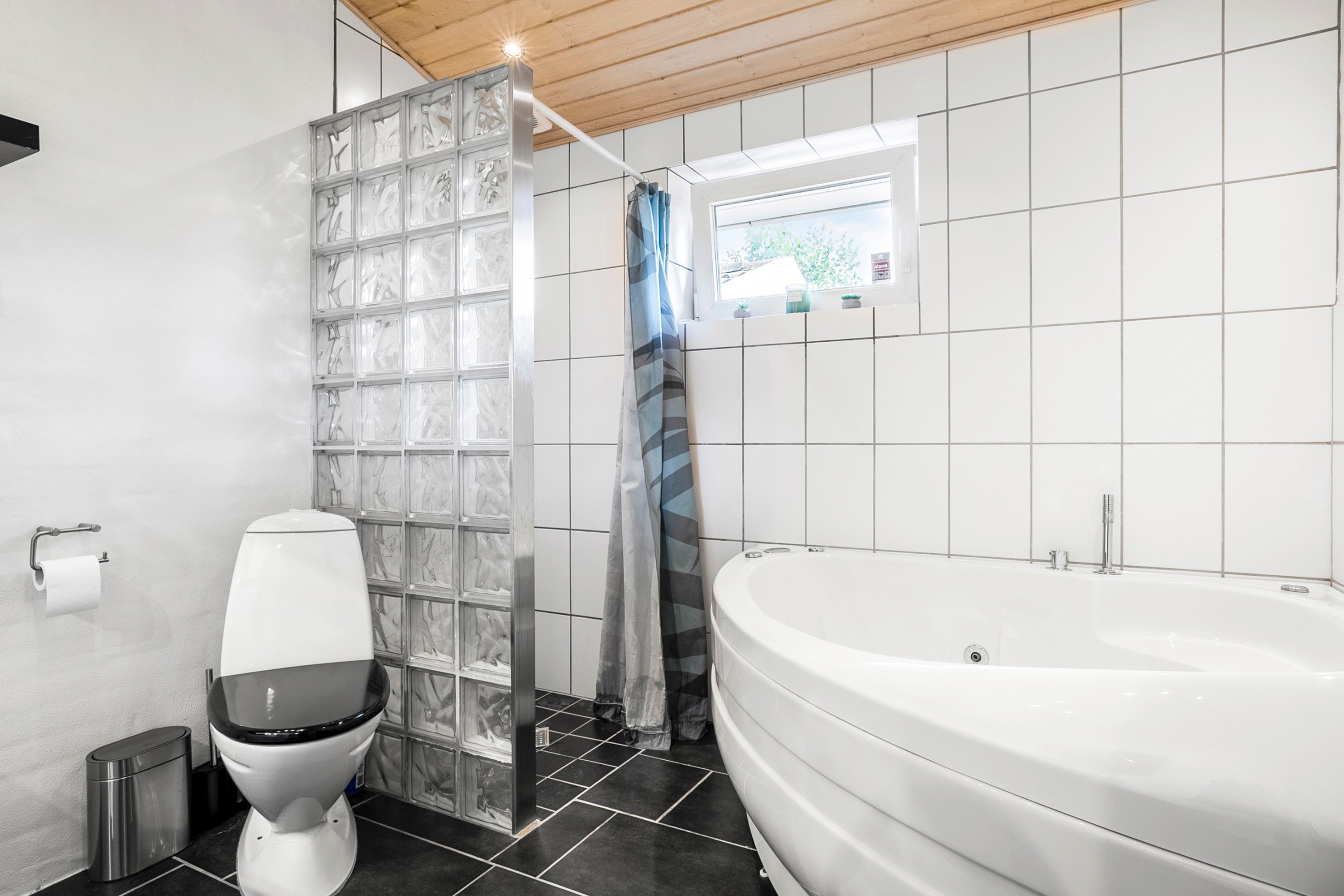 Fremhævet badeværelse billede i fuldskærmstilstand. Billede af Storkevej 48, Frølunde Fed, 4220 Korsør