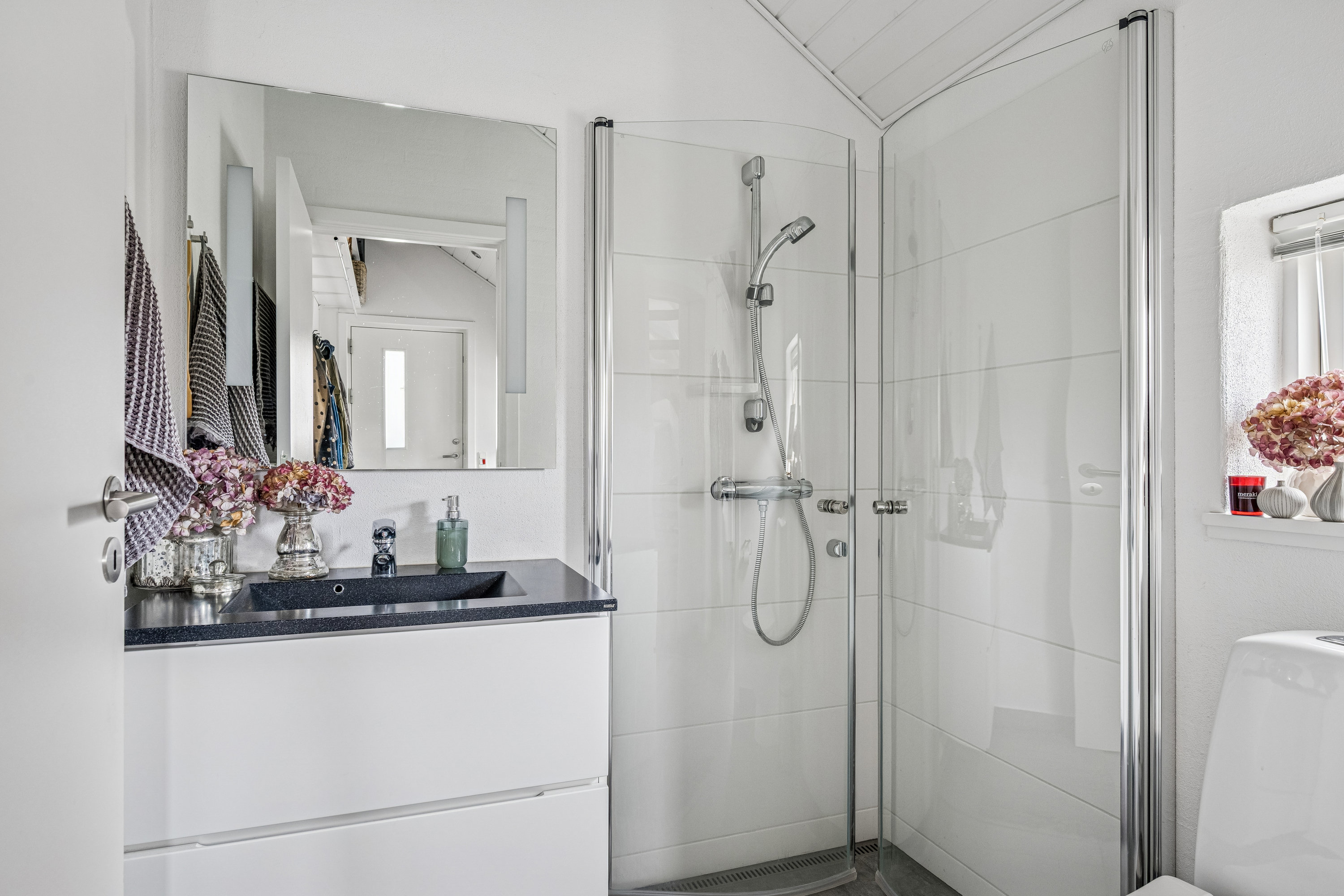 Fremhævet badeværelse billede i fuldskærmstilstand. Billede af Krokusvej 8, 8400 Ebeltoft