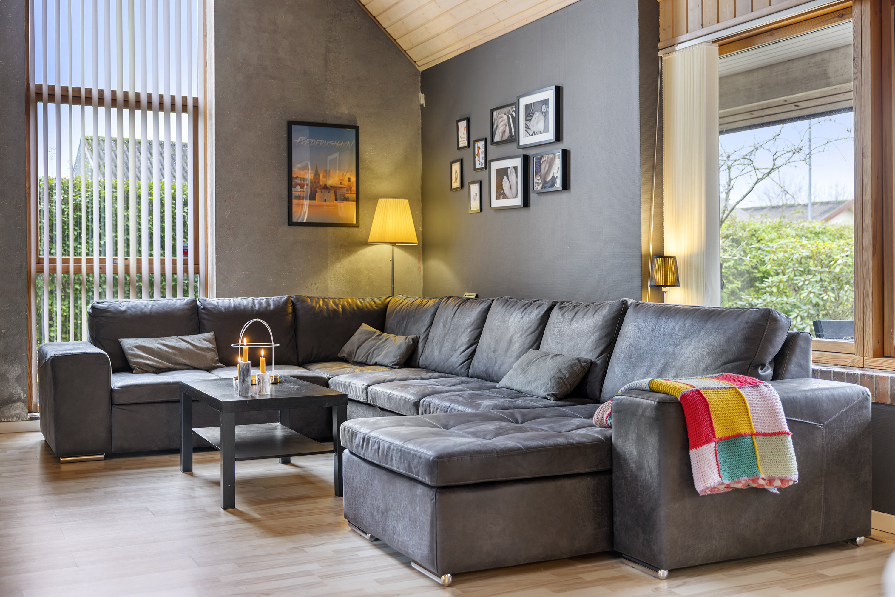 Fremhævet stue billede i fuldskærmstilstand. Billede af Tennisvej 42, 9900 Frederikshavn