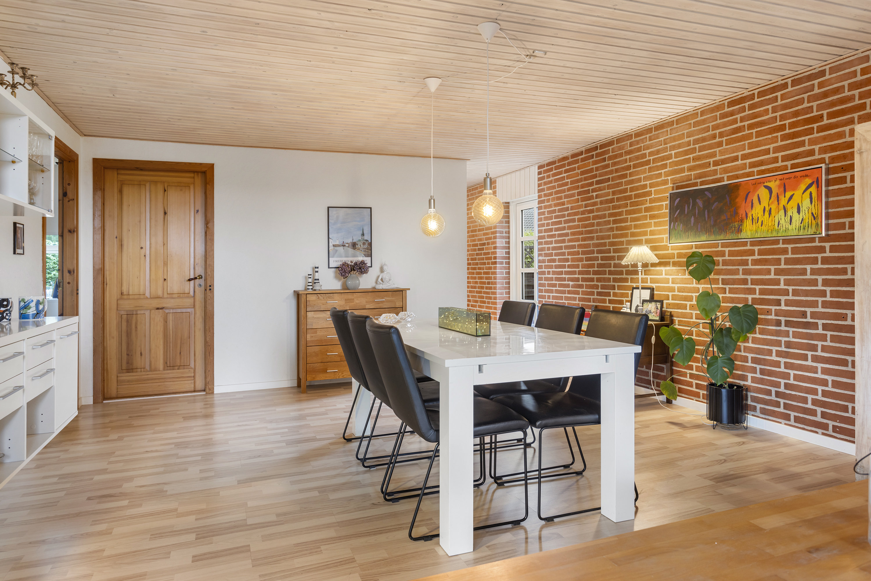 Fremhævet stue billede i fuldskærmstilstand. Billede af Tennisvej 42, 9900 Frederikshavn