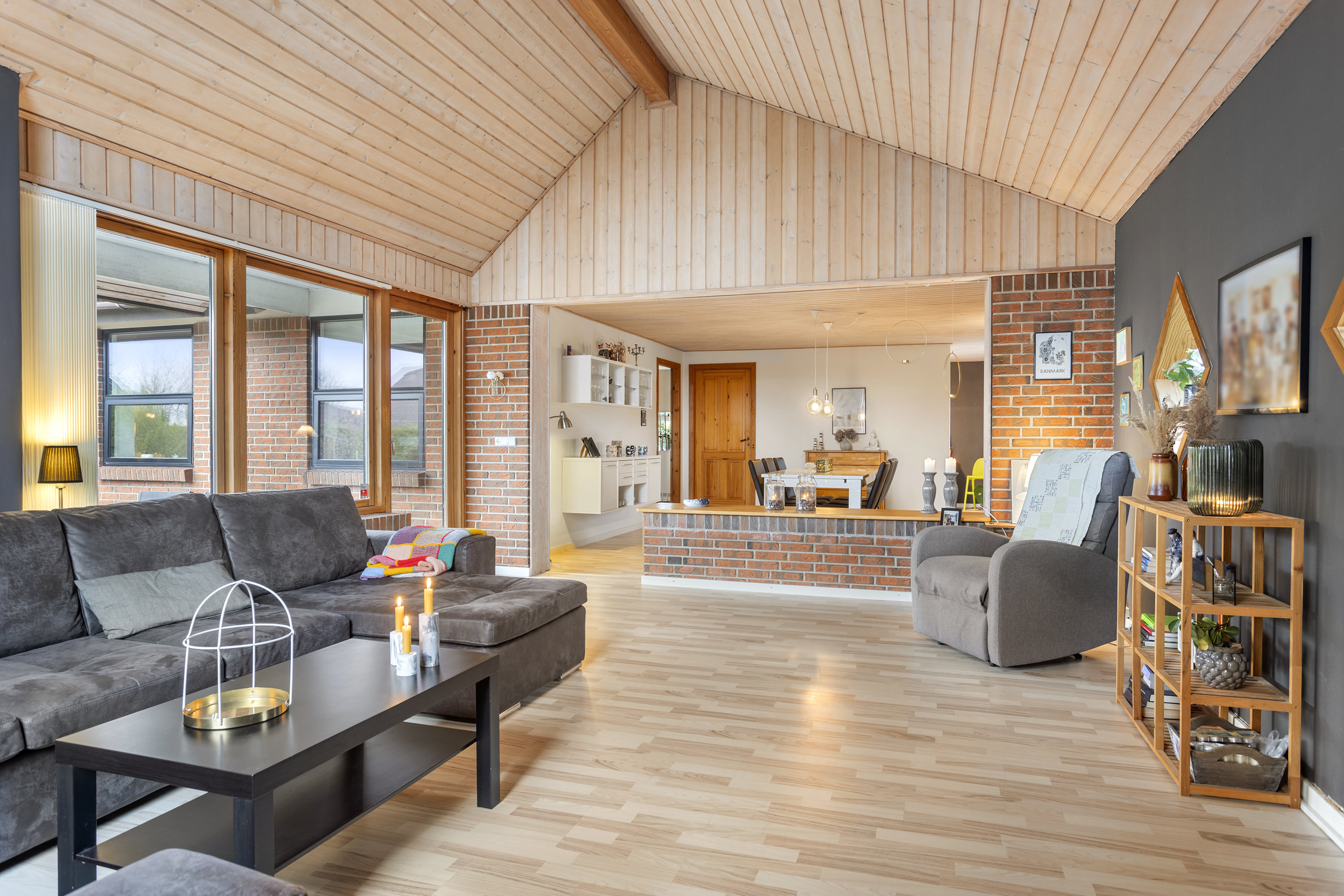 Fremhævet stue billede i fuldskærmstilstand. Billede af Tennisvej 42, 9900 Frederikshavn