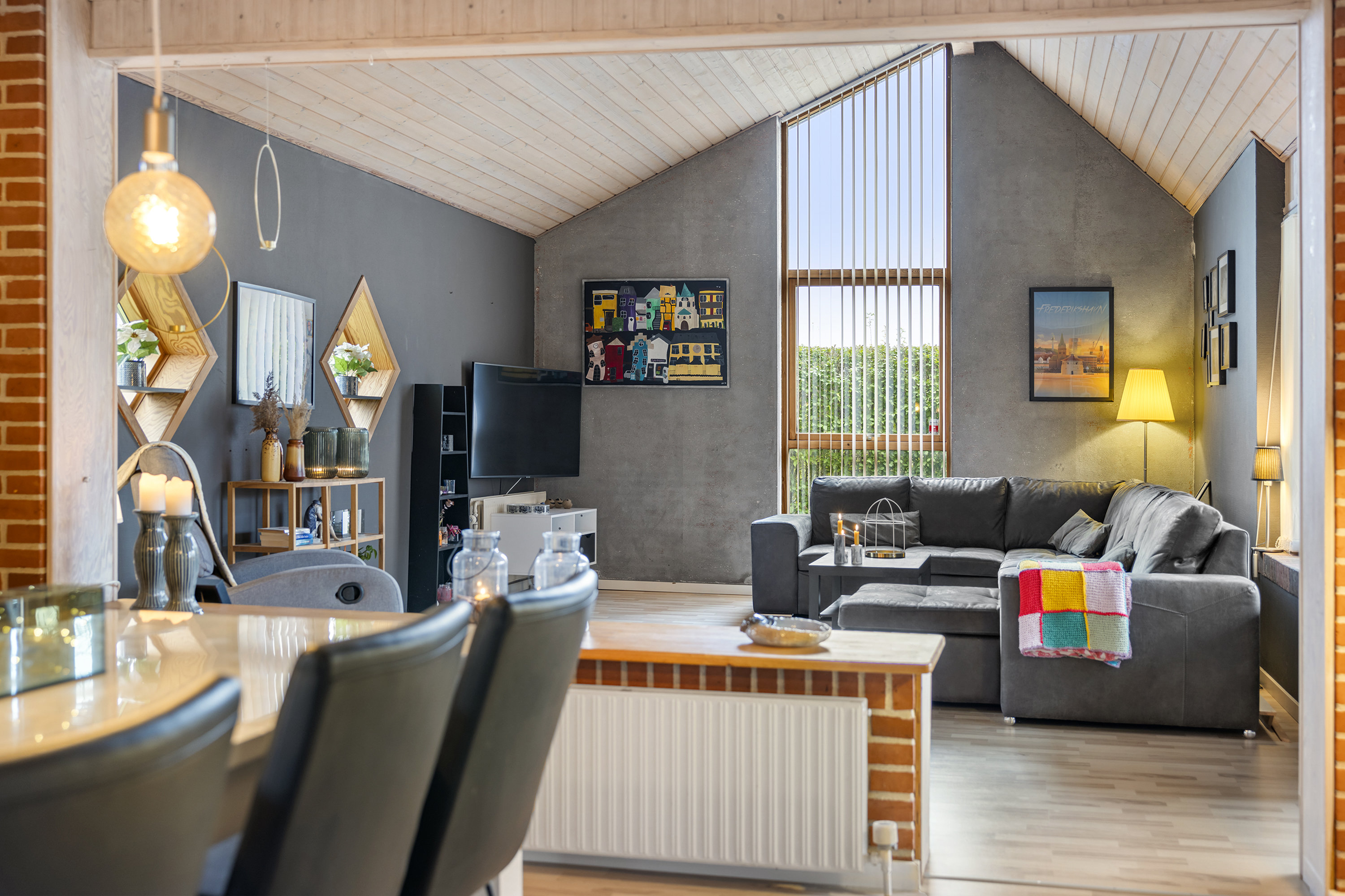 Fremhævet stue billede i fuldskærmstilstand. Billede af Tennisvej 42, 9900 Frederikshavn