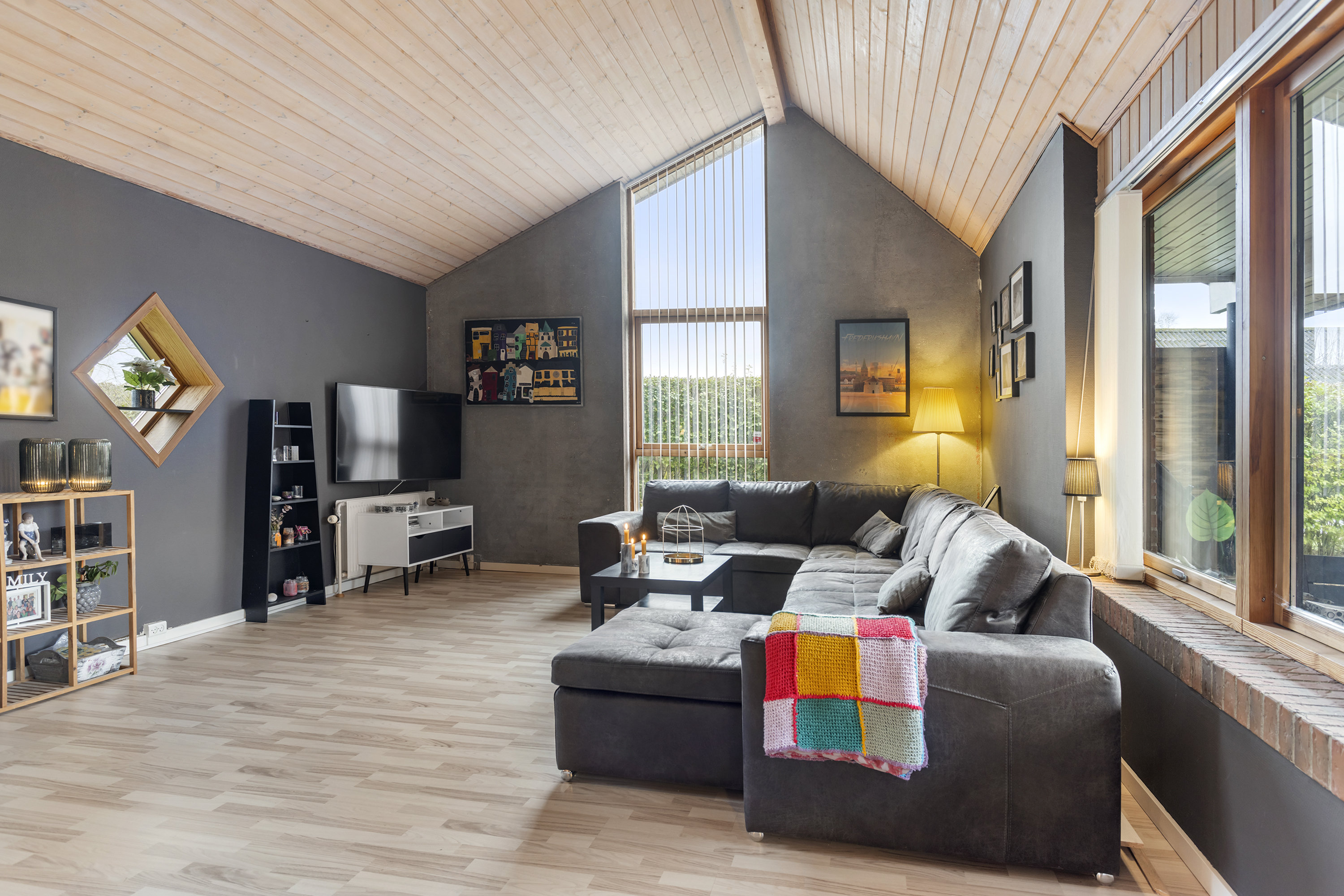 Fremhævet stue billede i fuldskærmstilstand. Billede af Tennisvej 42, 9900 Frederikshavn