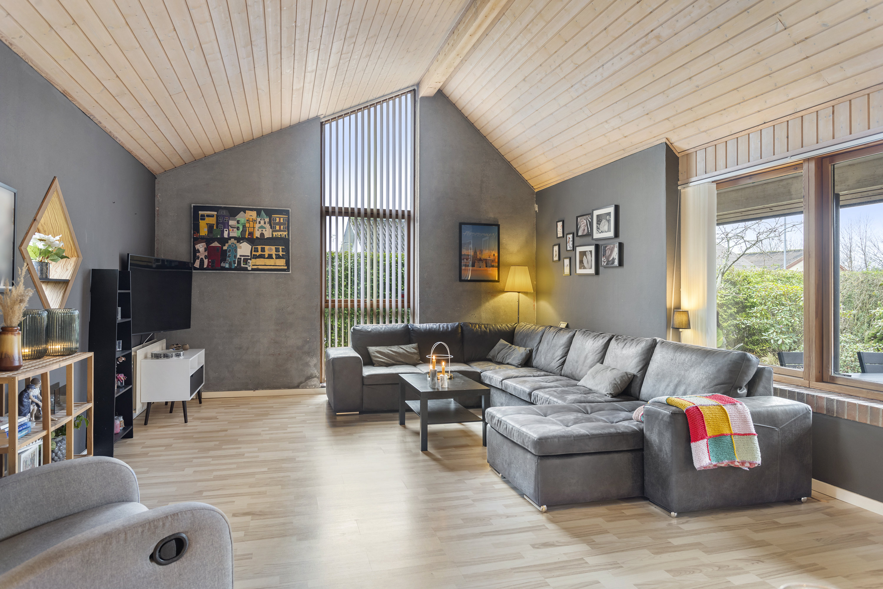 Fremhævet stue billede i fuldskærmstilstand. Billede af Tennisvej 42, 9900 Frederikshavn